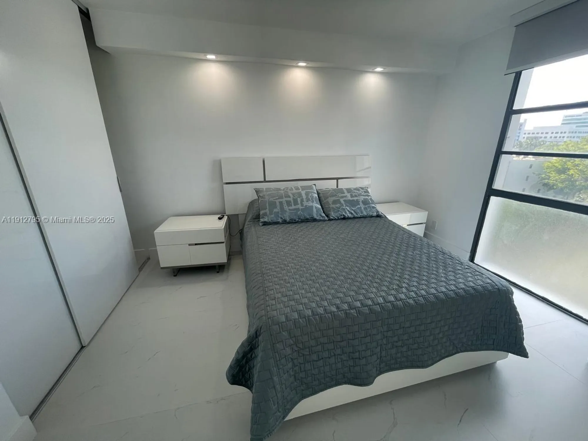 Property Slideshow image 2 of 15 | 20400 w country club dr 615, Aventura, FL, 33180