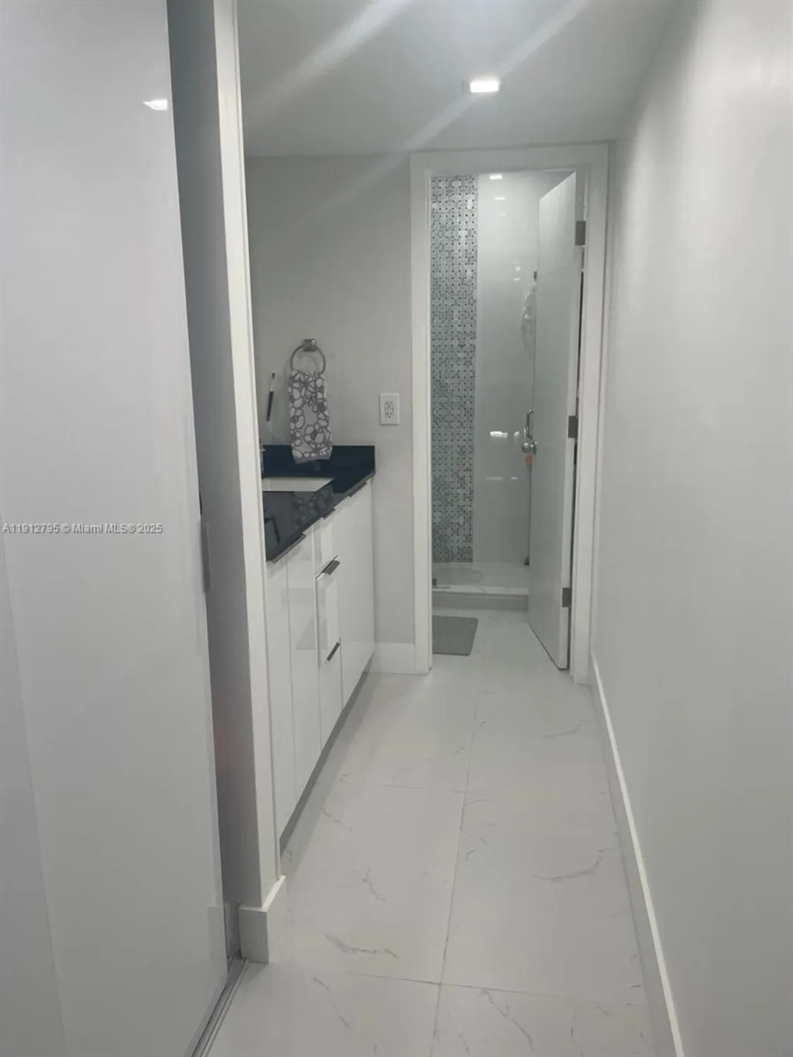 Property Slideshow image 3 of 15 | 20400 w country club dr 615, Aventura, FL, 33180