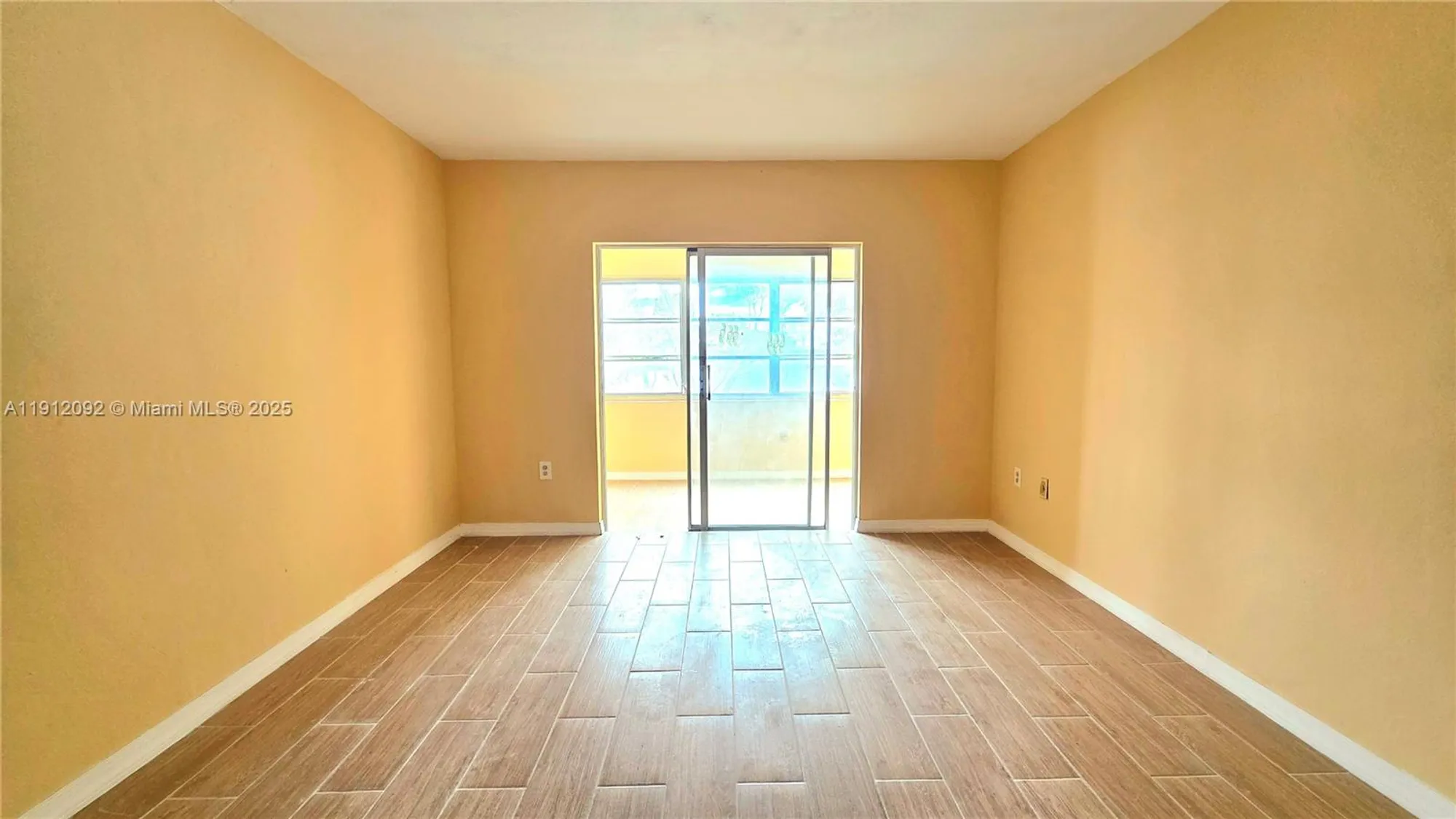 Property Slideshow image 10 of 14 | 18900 ne 3rd ct apt 520, Miami, FL, 33179