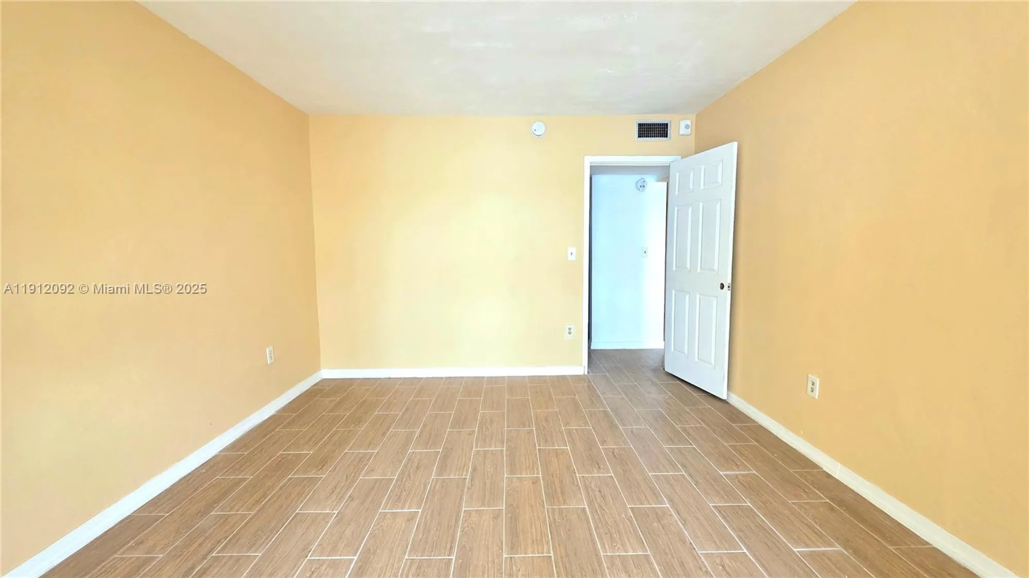 Property Slideshow image 8 of 14 | 18900 ne 3rd ct apt 520, Miami, FL, 33179