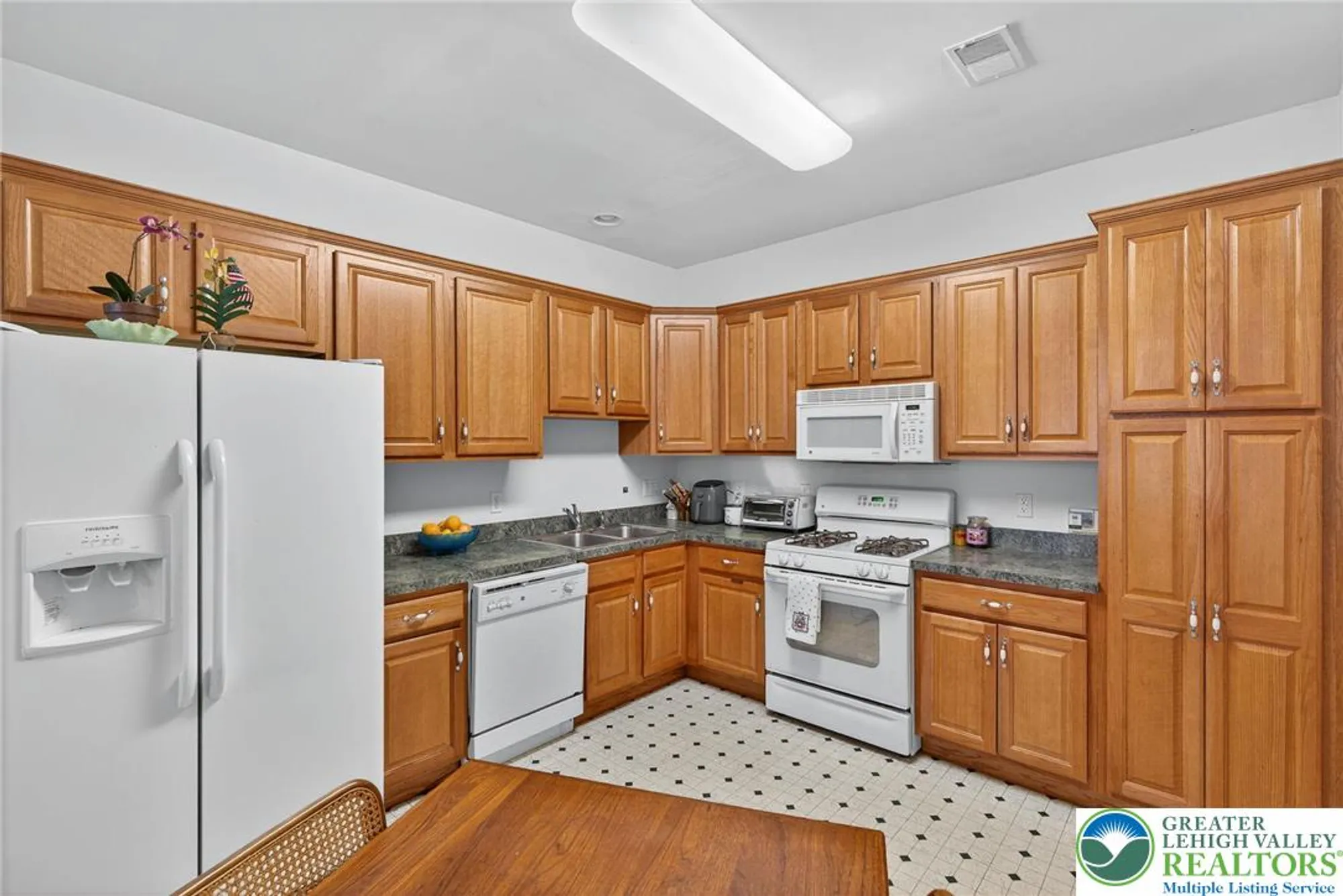 Property Slideshow image 5 of 21 | 8 kent ln, Palmer Twp, PA, 18045