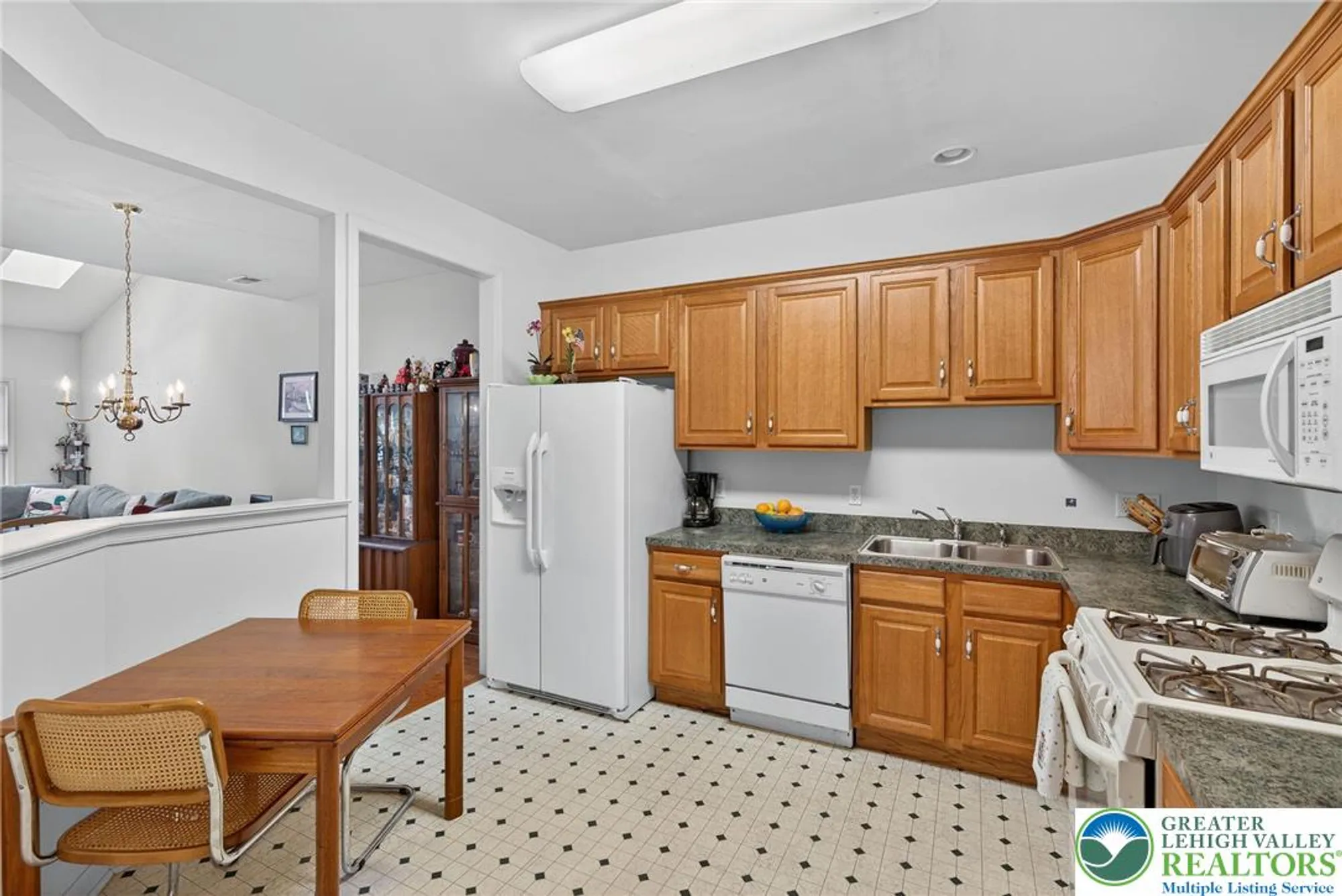 Property Slideshow image 6 of 21 | 8 kent ln, Palmer Twp, PA, 18045