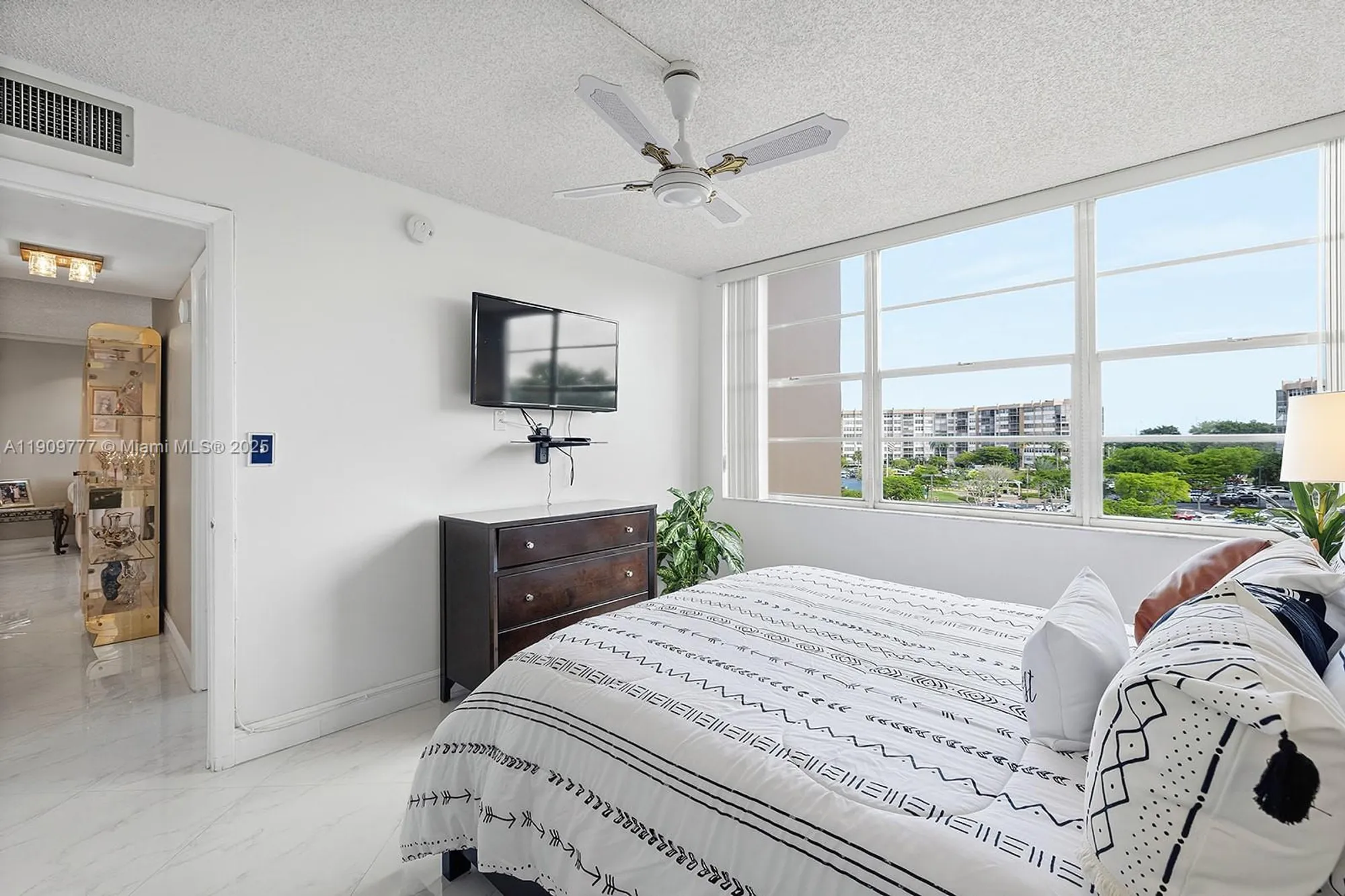Property Slideshow image 21 of 38 | 1000 saint charles pl 417, Pembroke Pines, FL, 33026