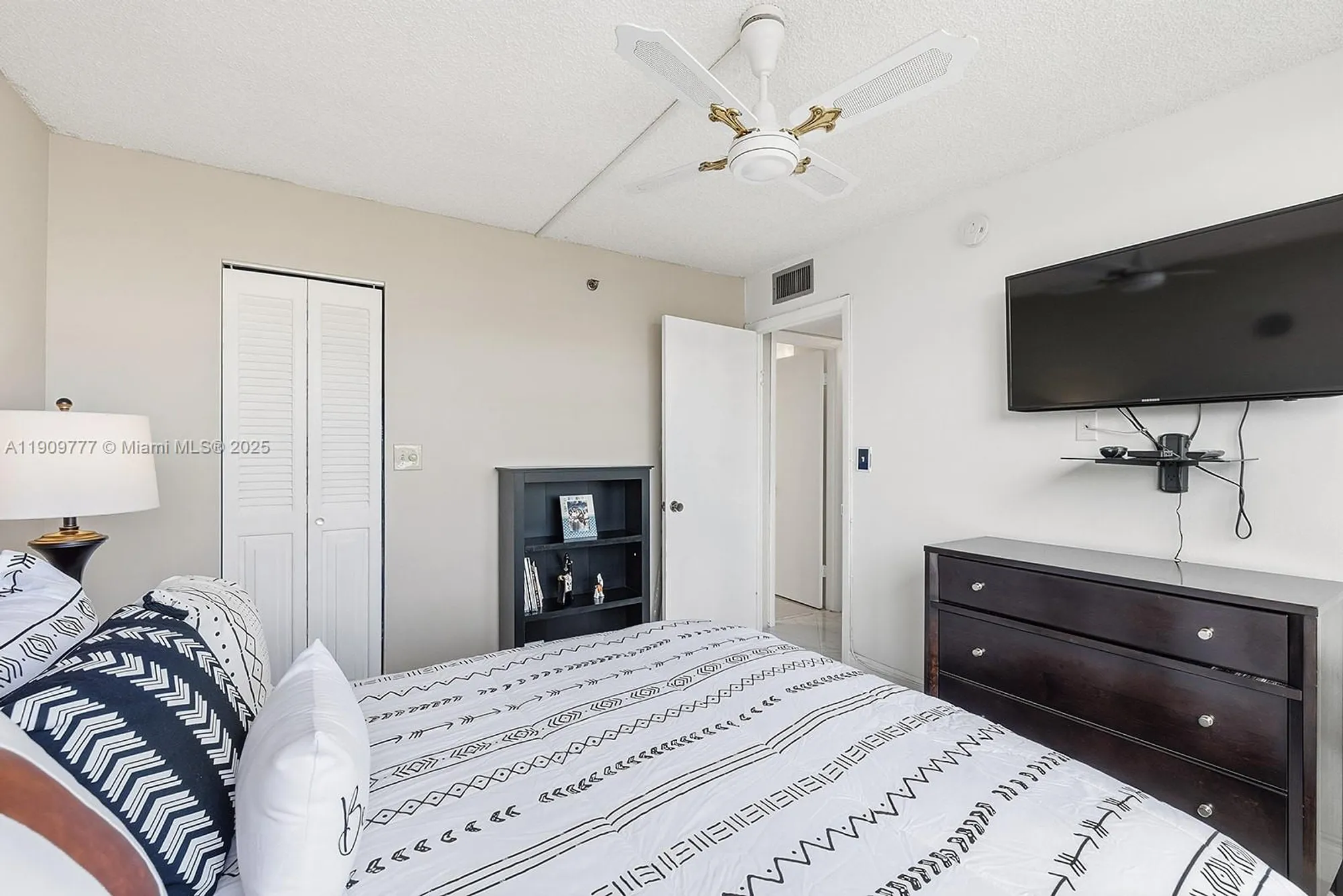 Property Slideshow image 22 of 38 | 1000 saint charles pl 417, Pembroke Pines, FL, 33026
