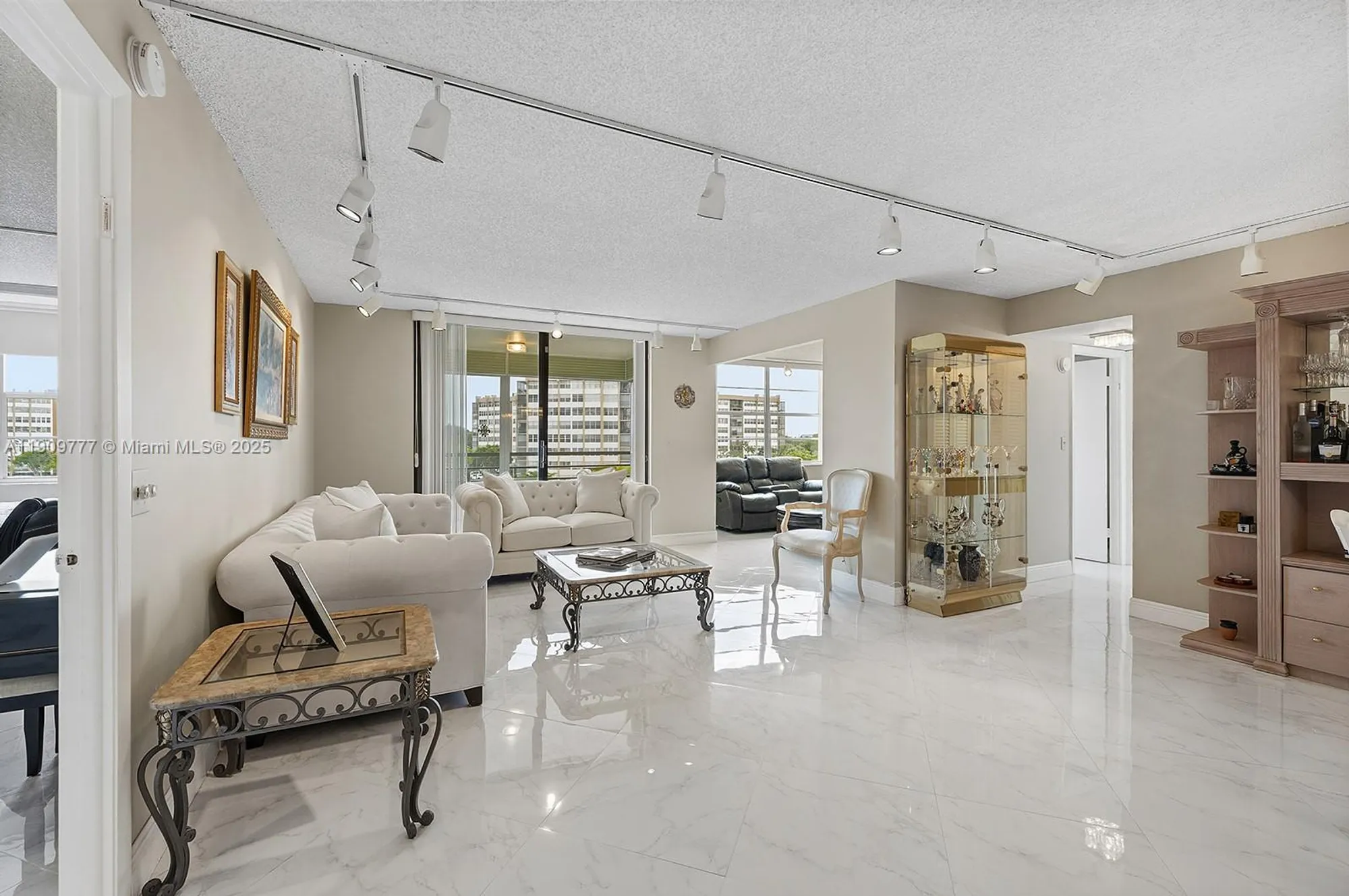 Property Slideshow image 4 of 38 | 1000 saint charles pl 417, Pembroke Pines, FL, 33026