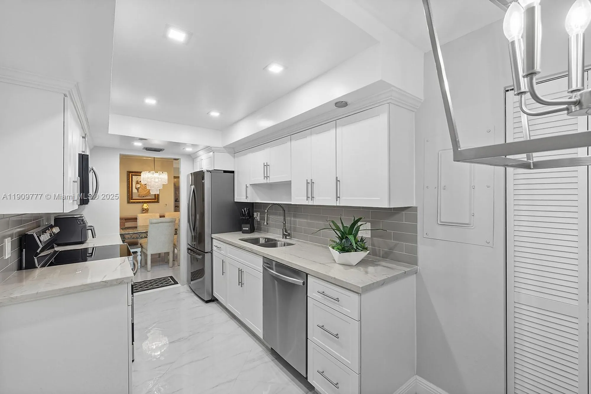 Property Slideshow image 9 of 38 | 1000 saint charles pl 417, Pembroke Pines, FL, 33026