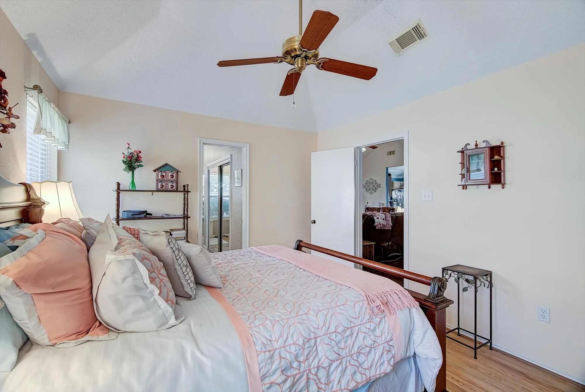 Property Slideshow image 16 of 37 | 611 e larkspur cir, Pearland, TX, 77584