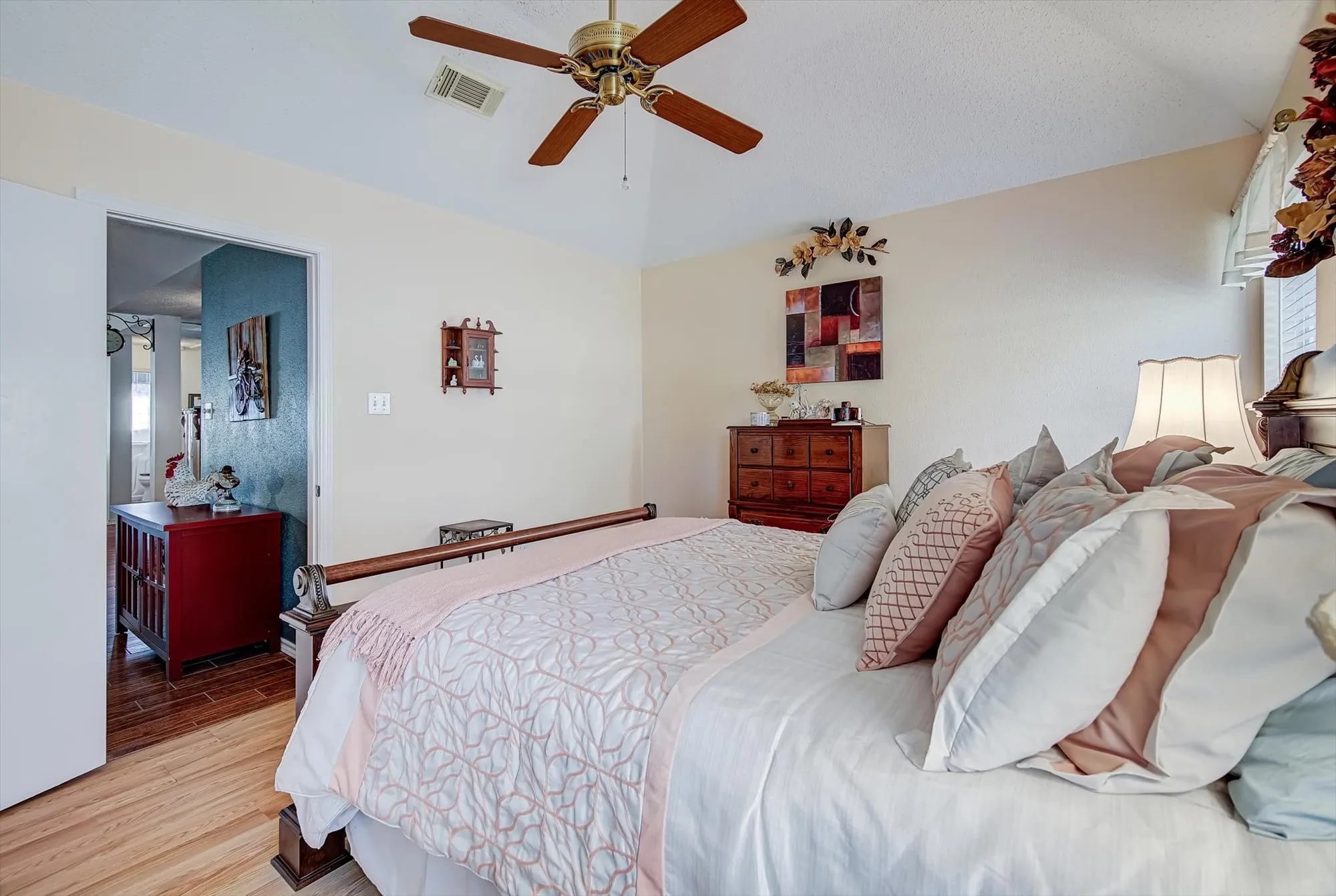 Property Slideshow image 17 of 37 | 611 e larkspur cir, Pearland, TX, 77584