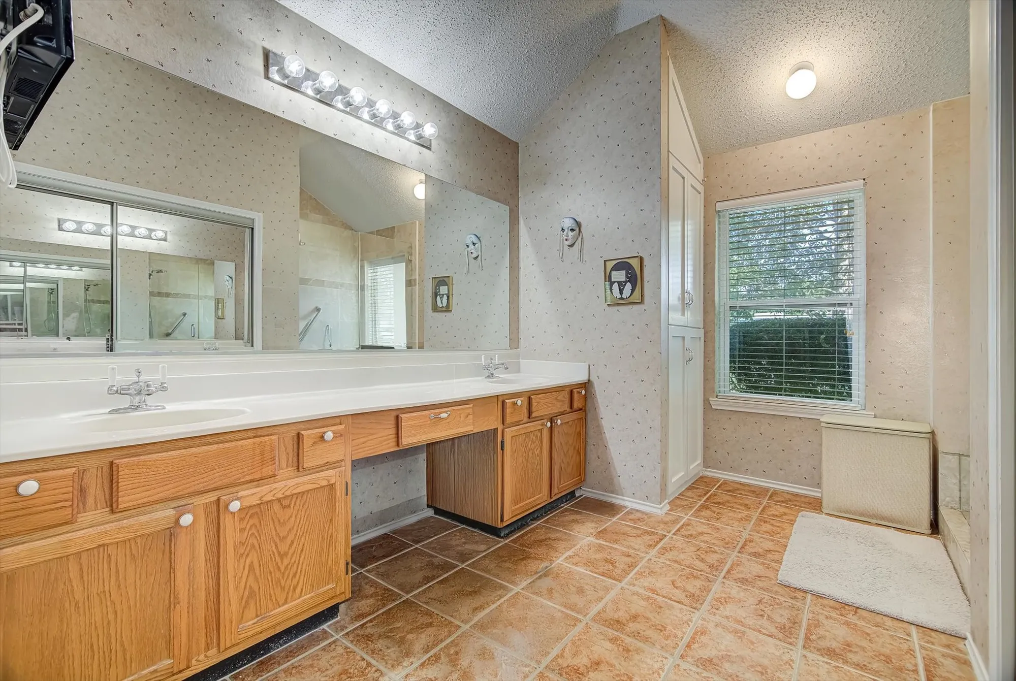 Property Slideshow image 18 of 37 | 611 e larkspur cir, Pearland, TX, 77584