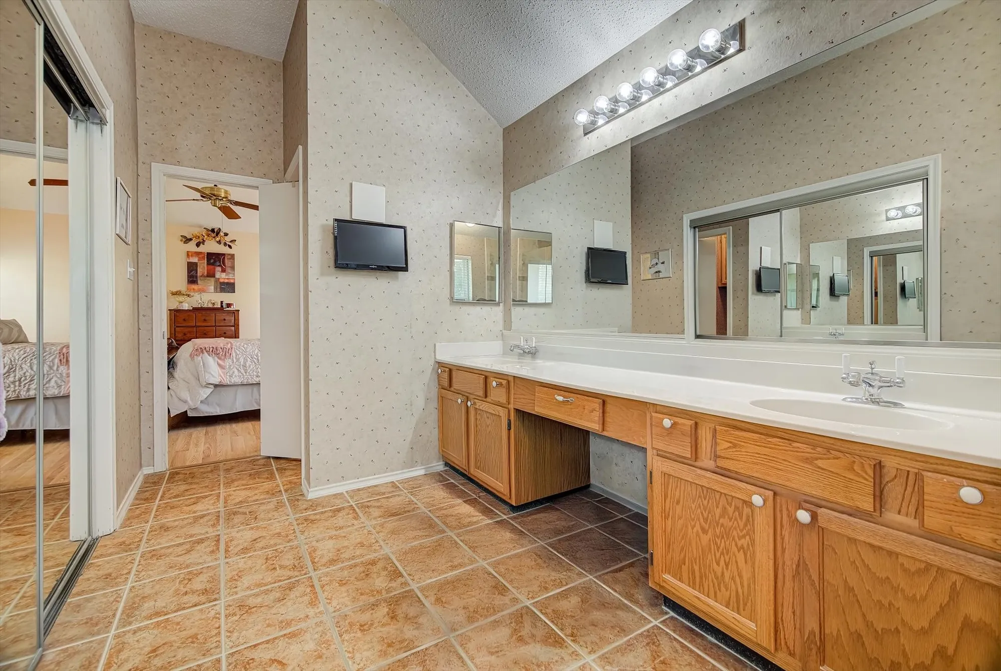 Property Slideshow image 19 of 37 | 611 e larkspur cir, Pearland, TX, 77584