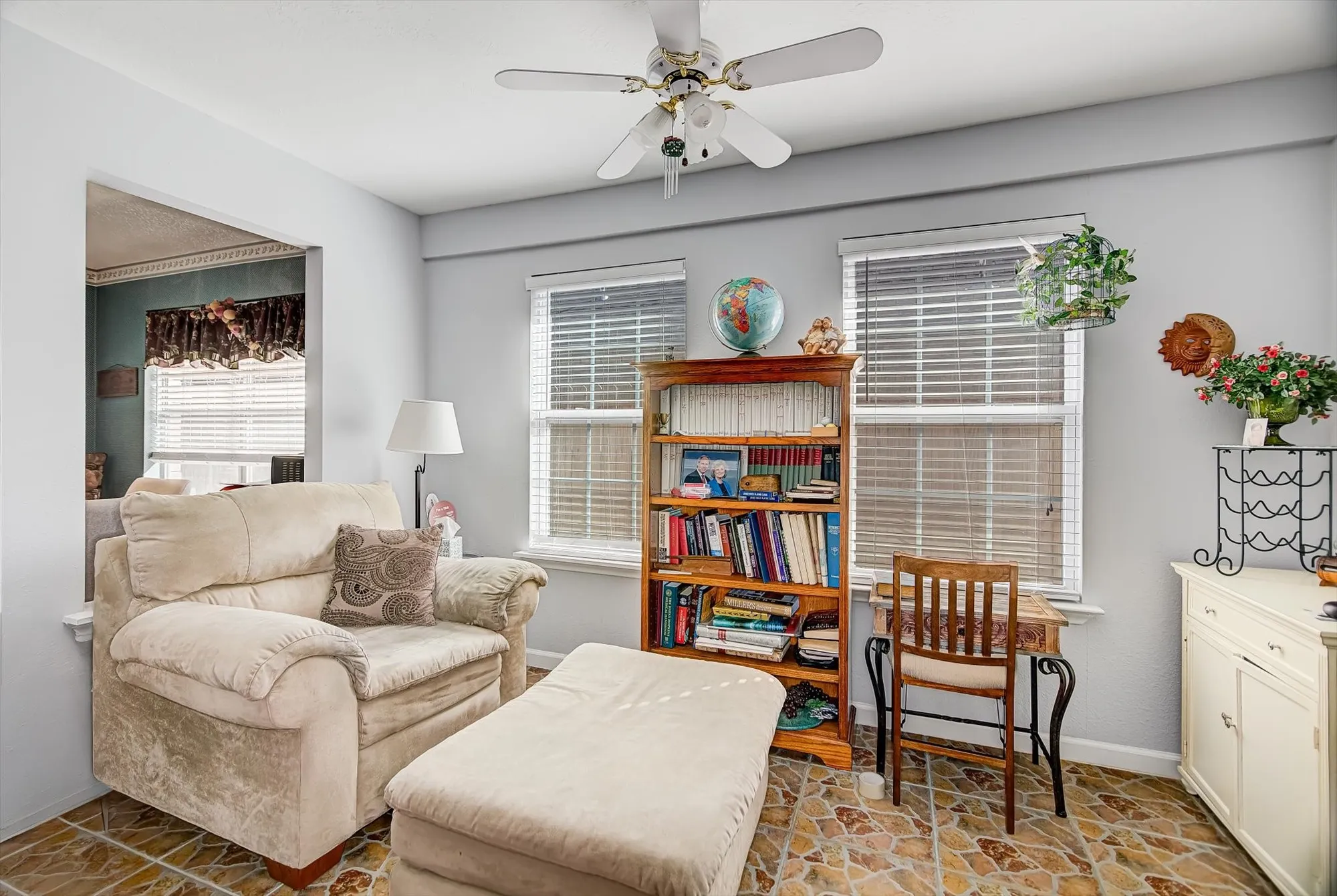 Property Slideshow image 10 of 37 | 611 e larkspur cir, Pearland, TX, 77584