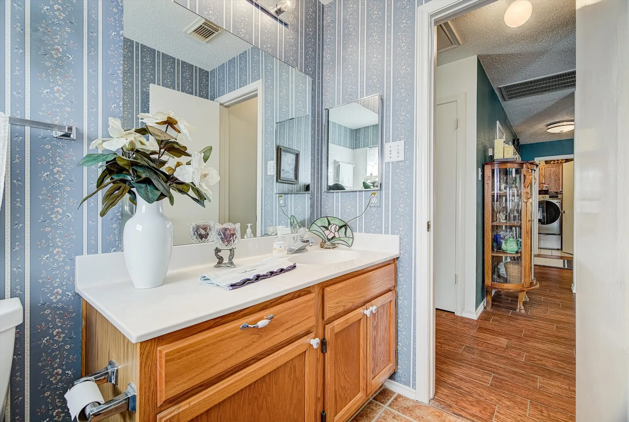 Property Slideshow image 13 of 37 | 611 e larkspur cir, Pearland, TX, 77584