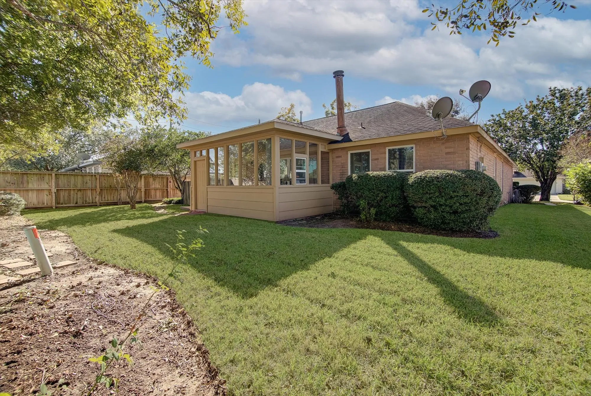 Property Slideshow image 28 of 37 | 611 e larkspur cir, Pearland, TX, 77584