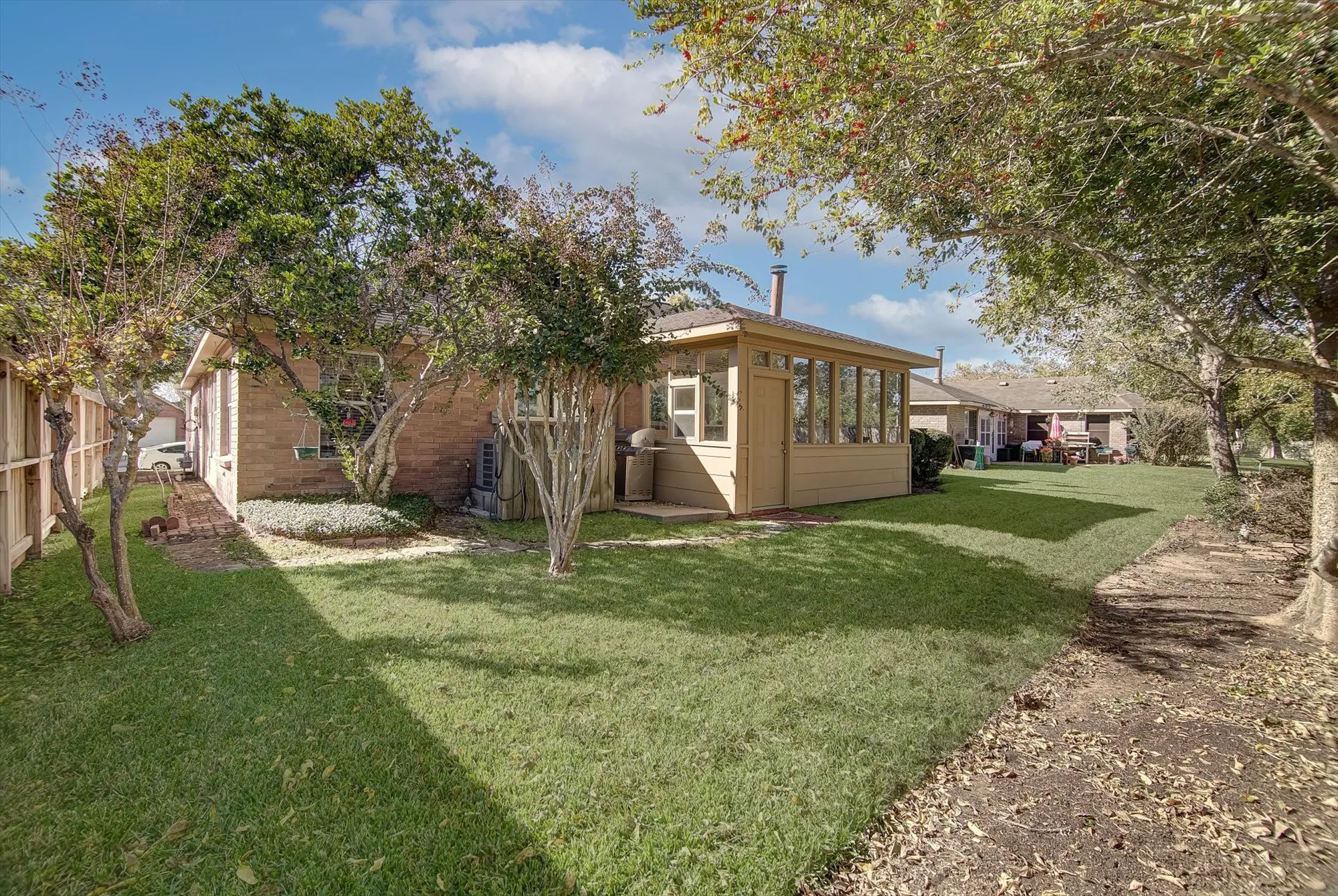 Property Slideshow image 29 of 37 | 611 e larkspur cir, Pearland, TX, 77584