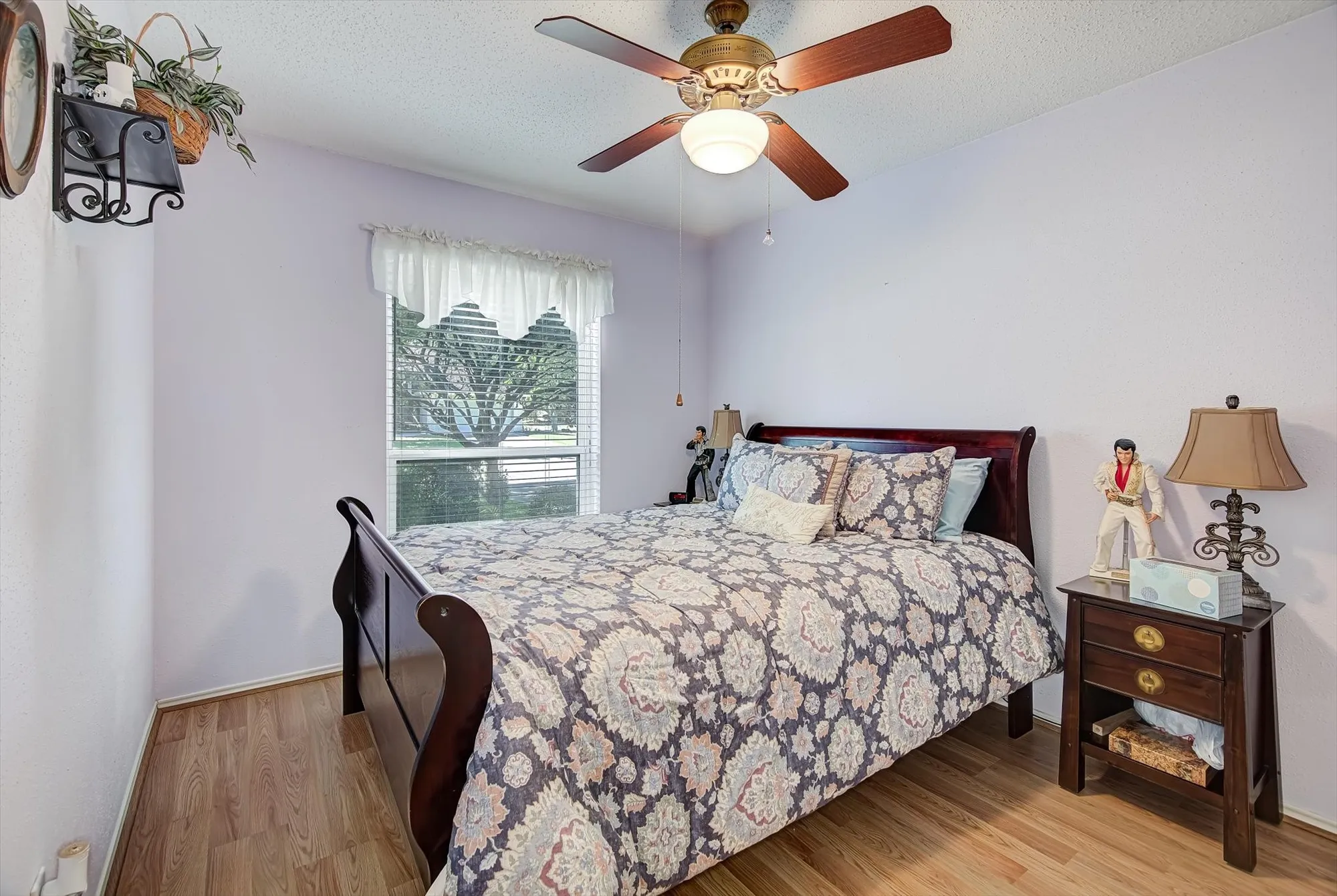 Property Slideshow image 21 of 37 | 611 e larkspur cir, Pearland, TX, 77584