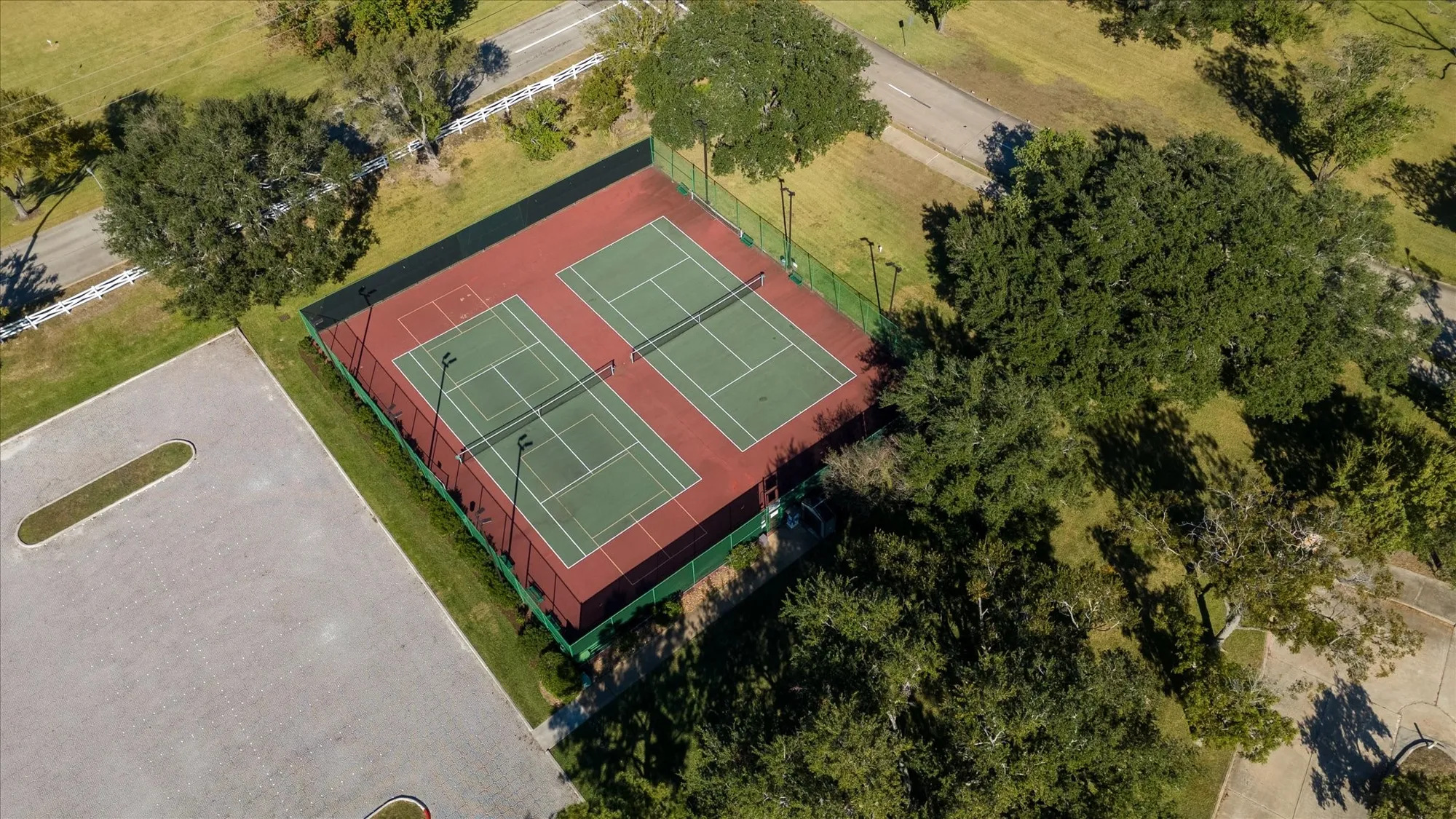 Property Slideshow image 36 of 37 | 611 e larkspur cir, Pearland, TX, 77584