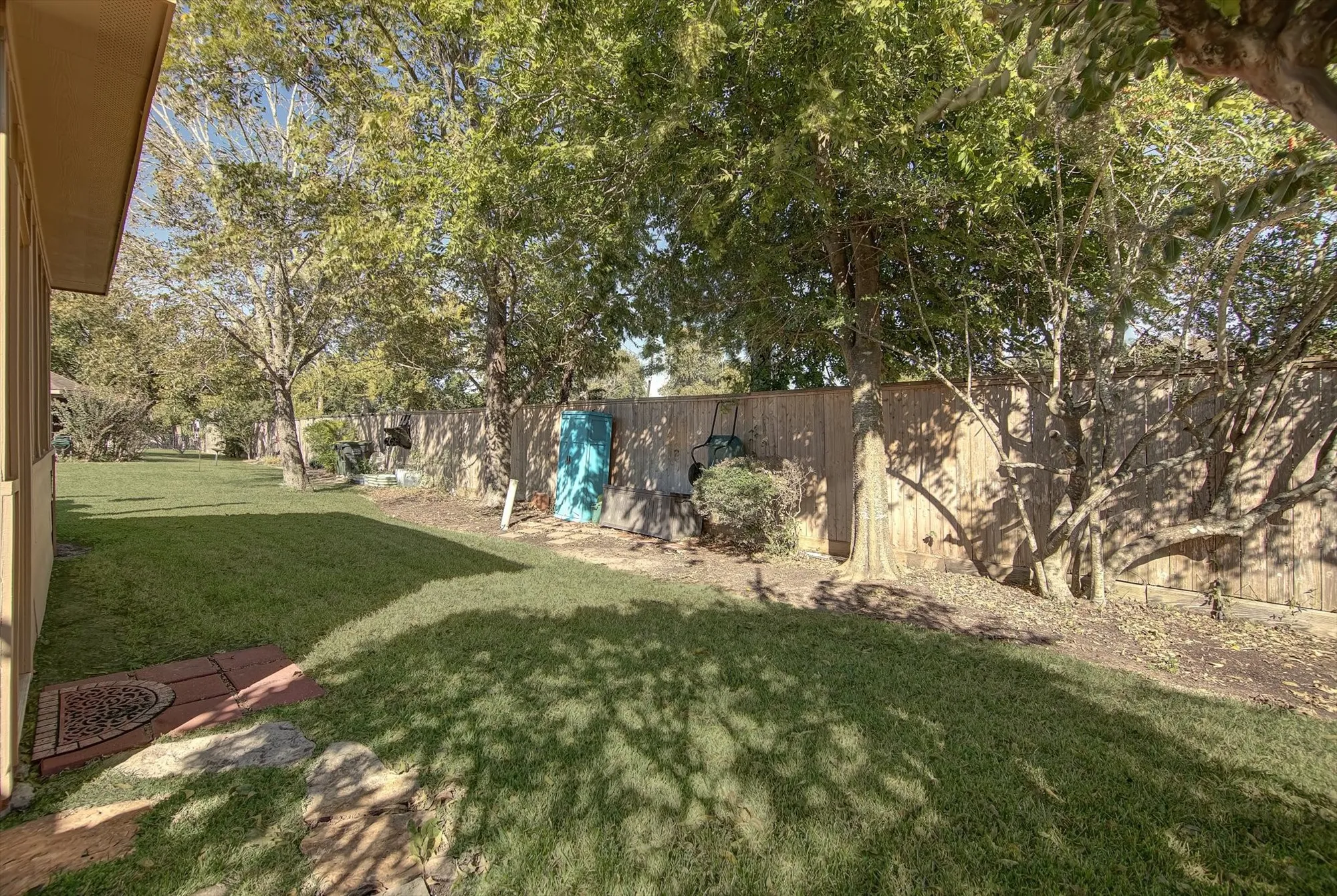 Property Slideshow image 30 of 37 | 611 e larkspur cir, Pearland, TX, 77584