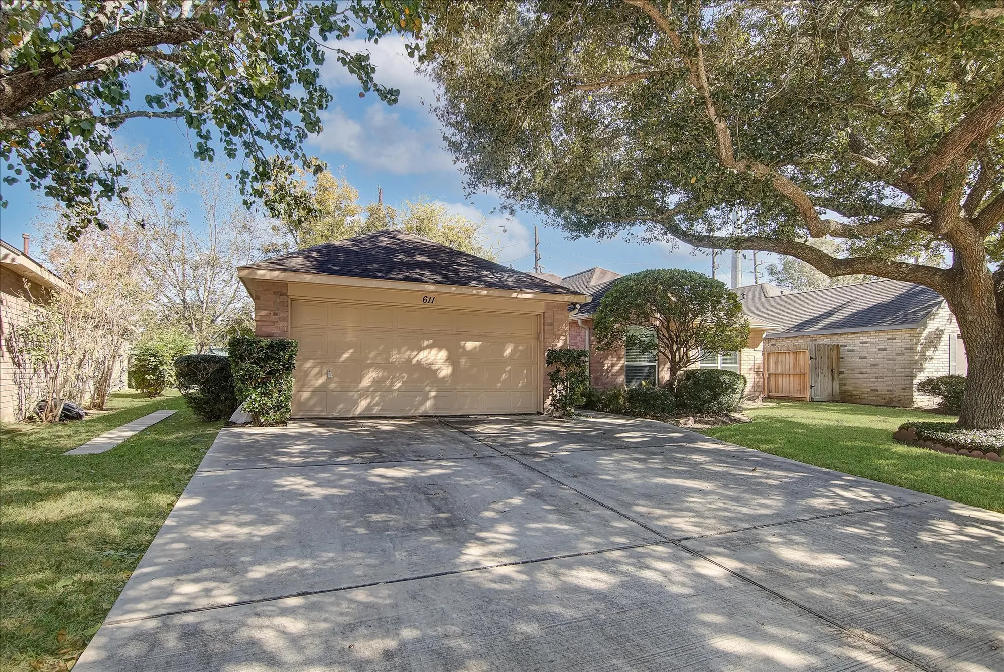 Property Slideshow image 31 of 37 | 611 e larkspur cir, Pearland, TX, 77584