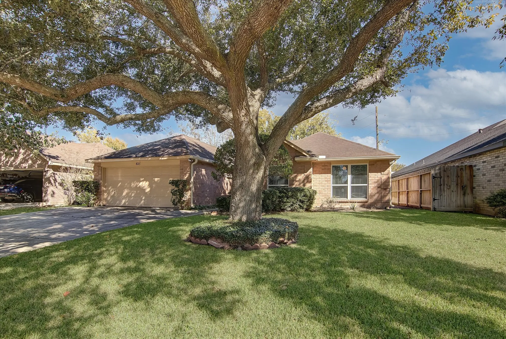 Property Slideshow image 32 of 37 | 611 e larkspur cir, Pearland, TX, 77584