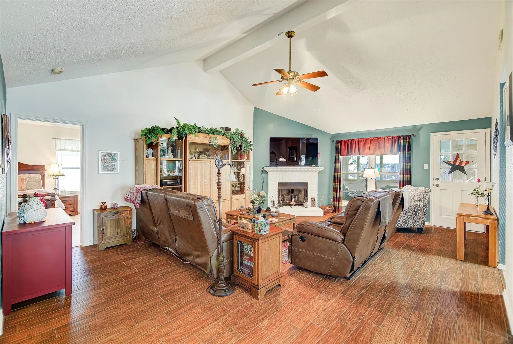 Property Slideshow image 4 of 37 | 611 e larkspur cir, Pearland, TX, 77584