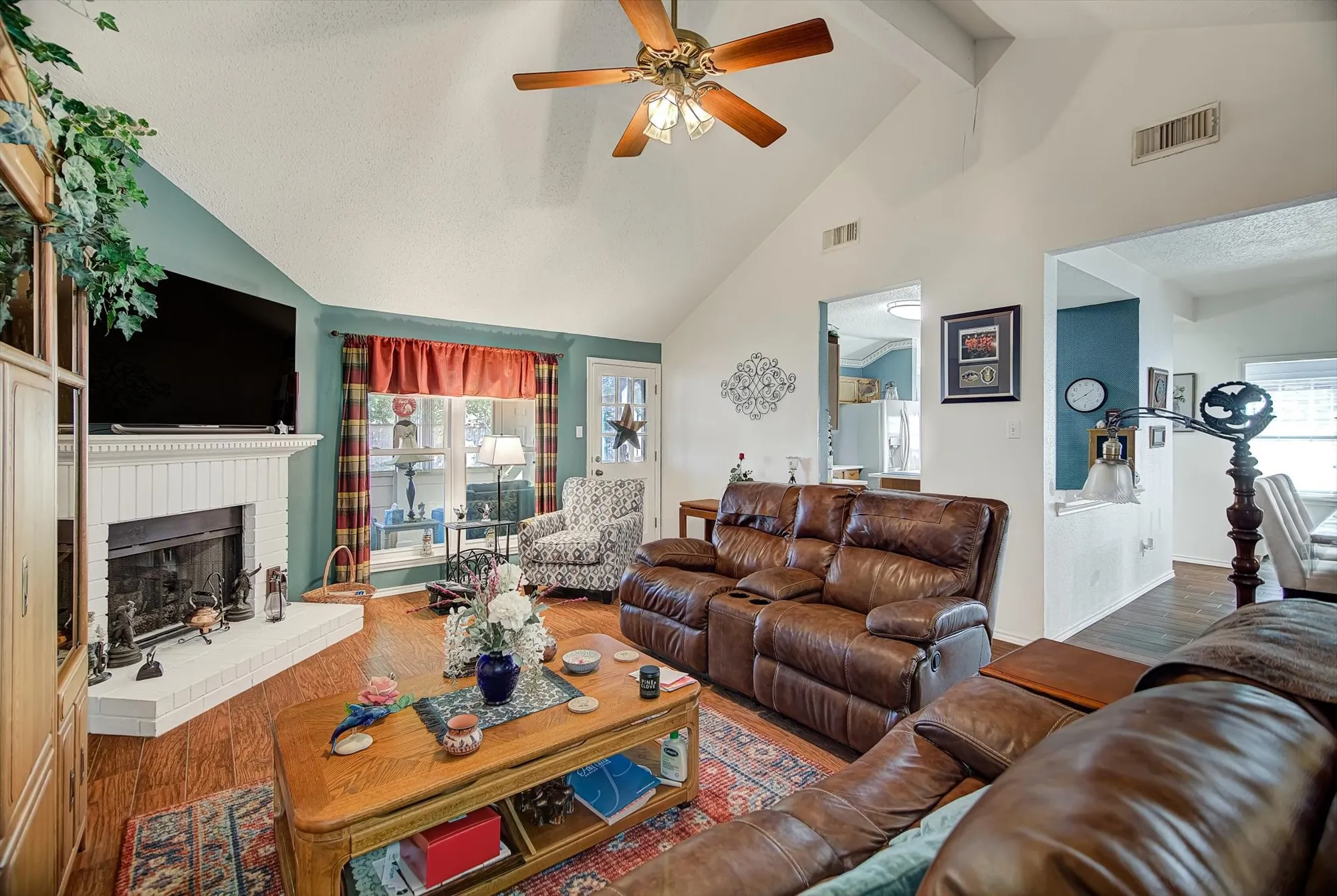 Property Slideshow image 5 of 37 | 611 e larkspur cir, Pearland, TX, 77584