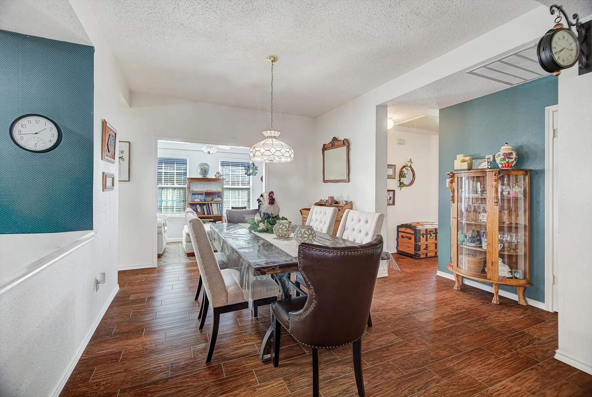 Property Slideshow image 7 of 37 | 611 e larkspur cir, Pearland, TX, 77584