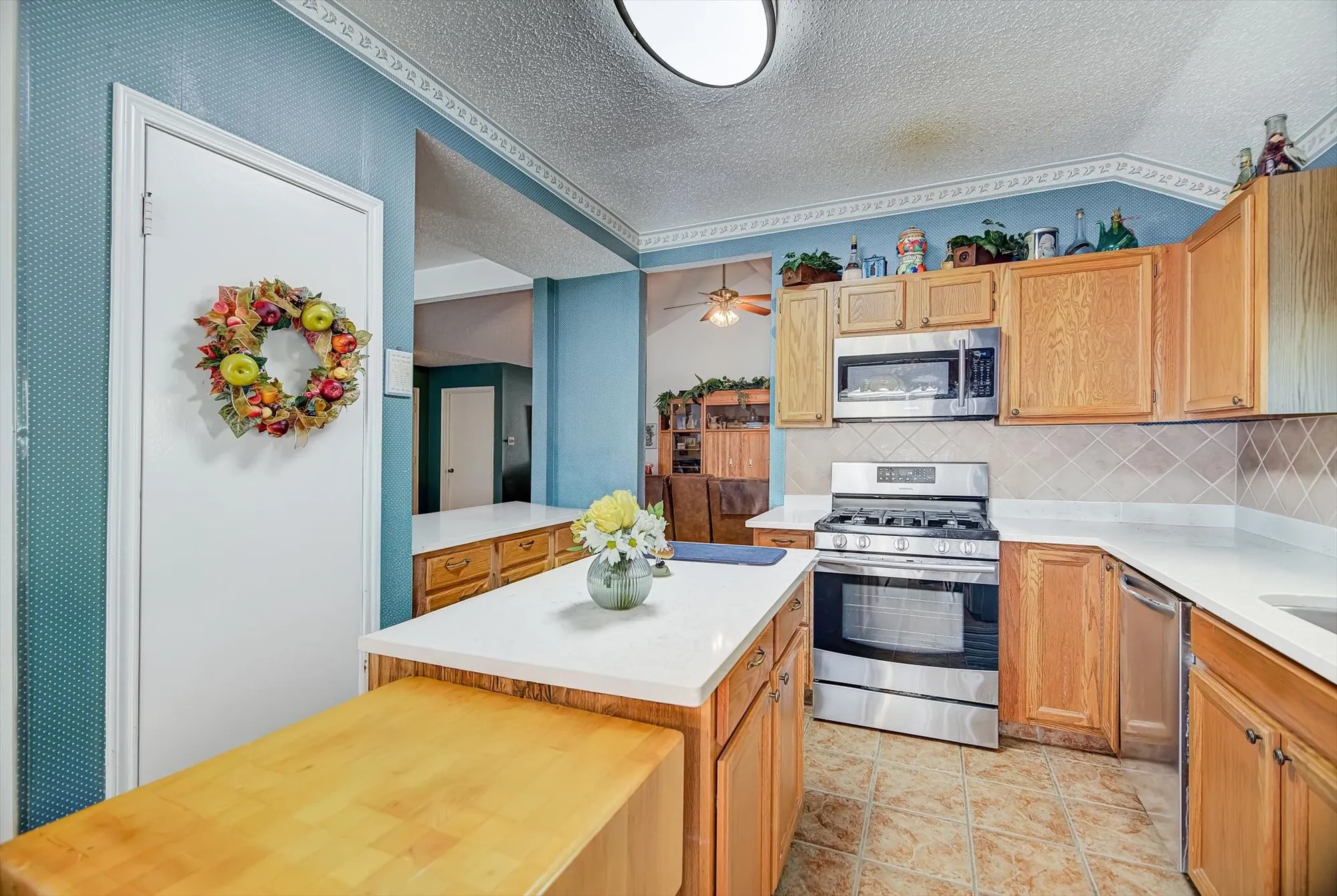 Property Slideshow image 9 of 37 | 611 e larkspur cir, Pearland, TX, 77584