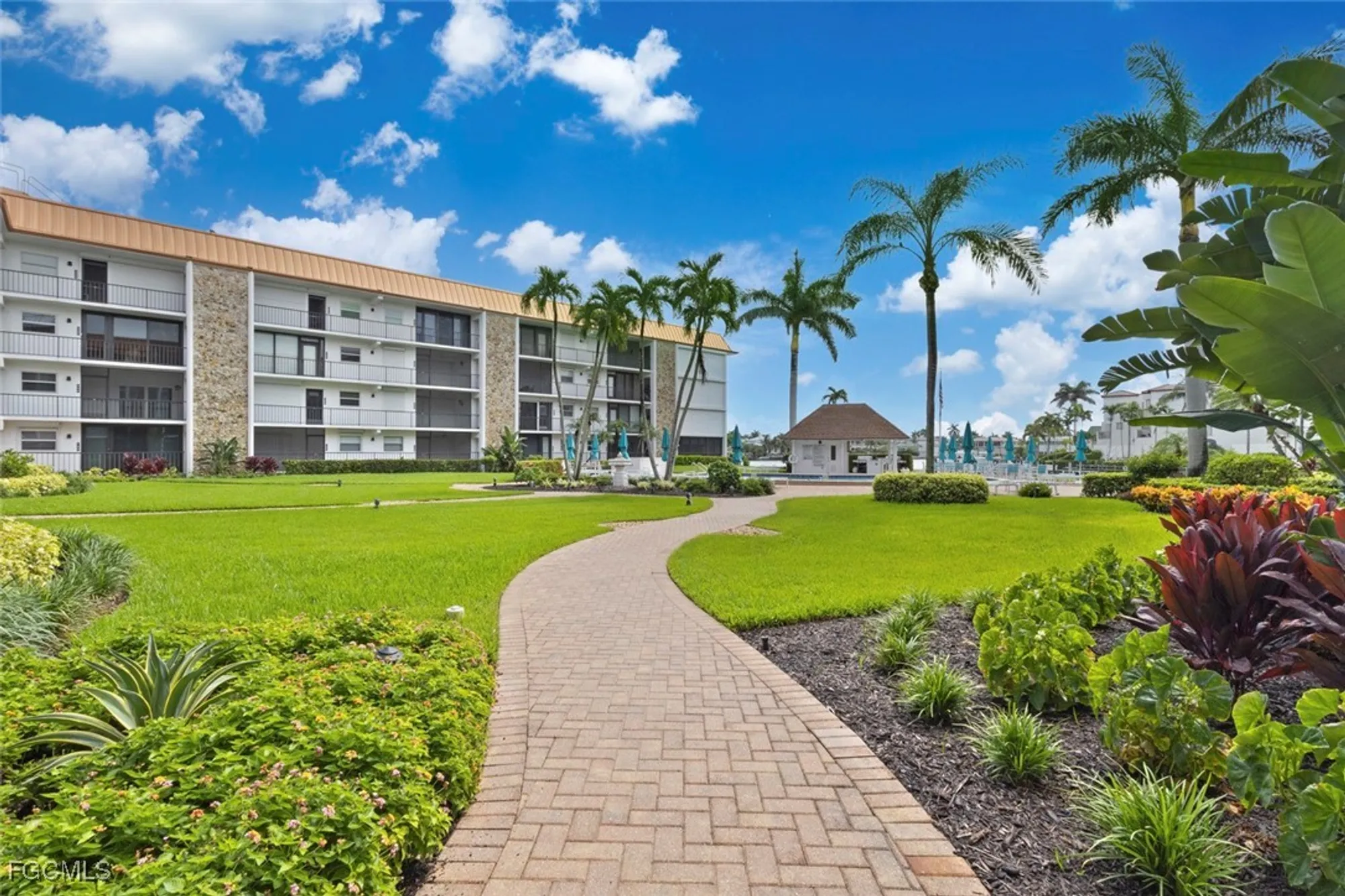 Property Slideshow image 27 of 38 | 2900 gulf shore blvd 111, Naples, FL, 34103