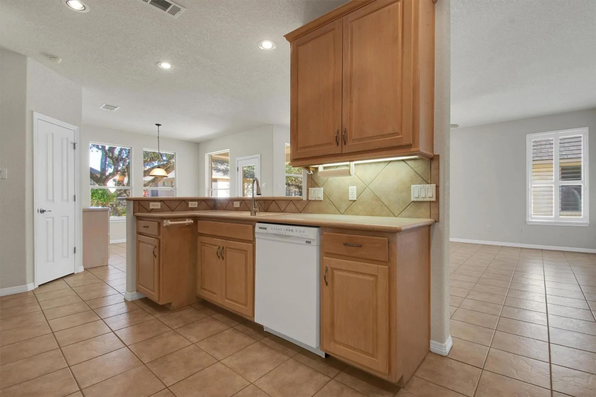 Property Slideshow image 11 of 34 | 102 lavaca ln, Georgetown, TX, 78628