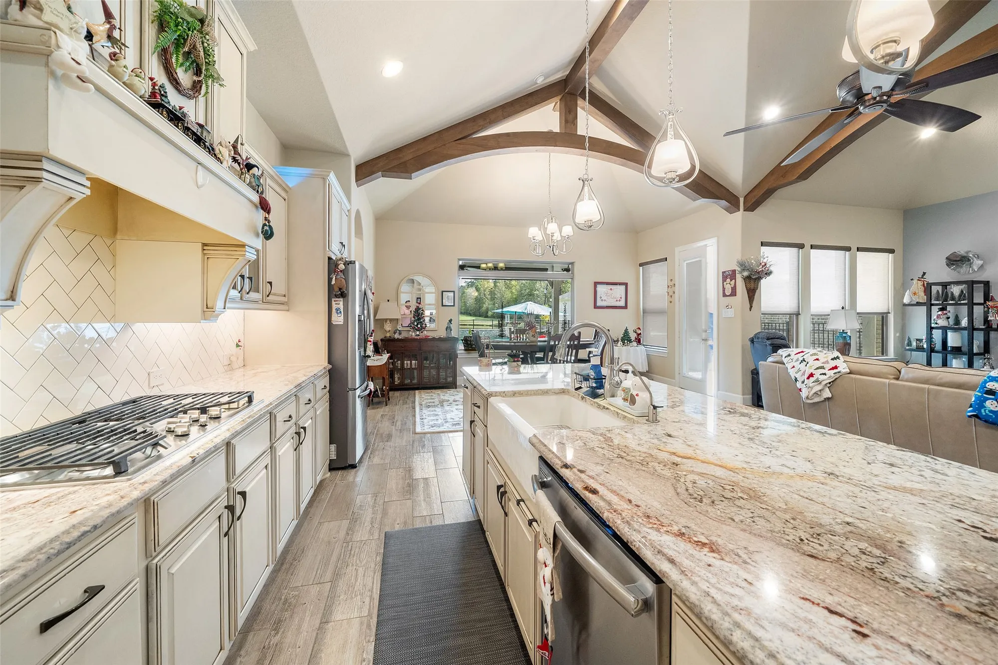 Property Slideshow image 11 of 37 | 5634 fountain villas way, Conroe, TX, 77304