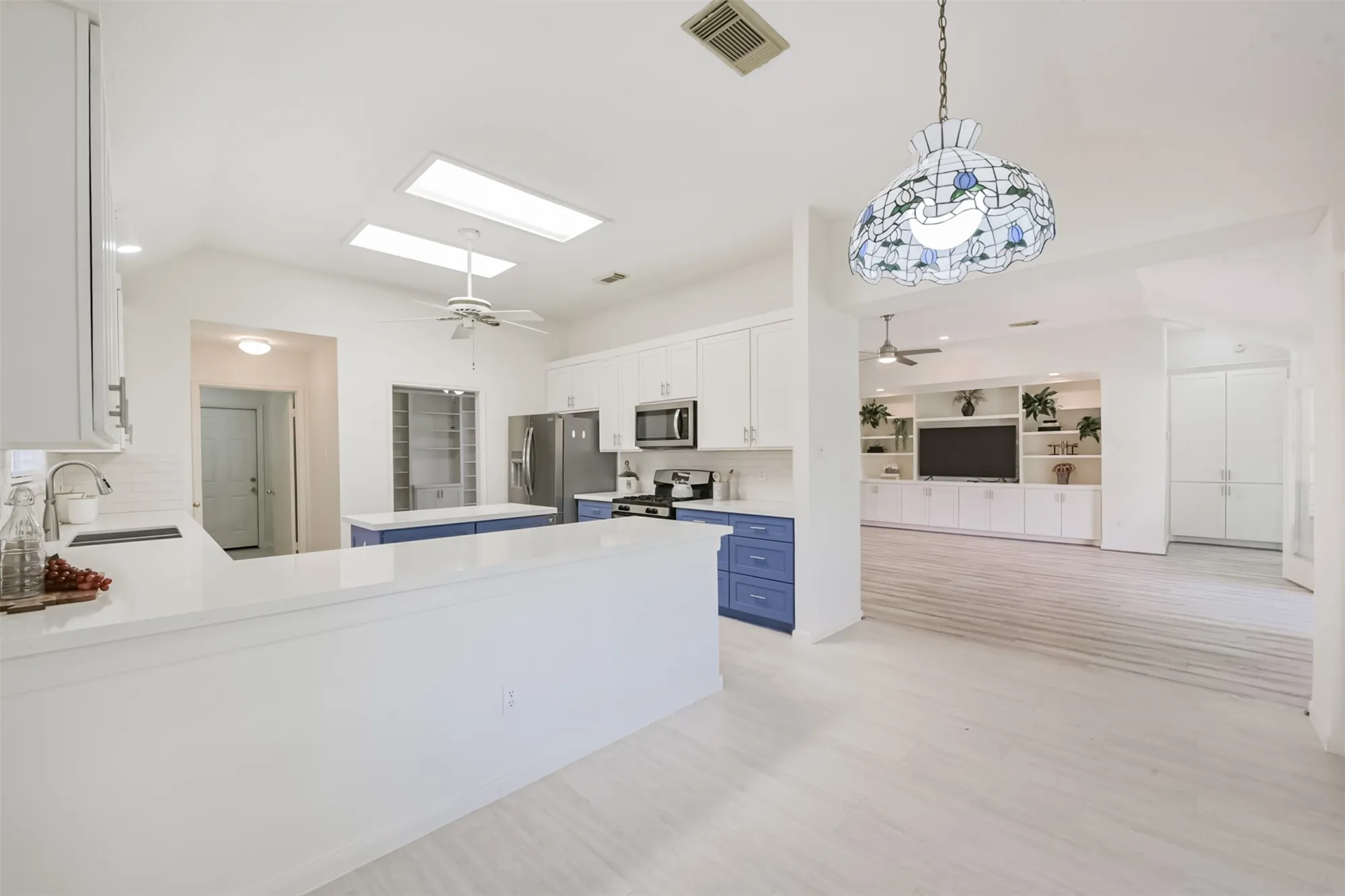 Property Slideshow image 14 of 36 | 3810 e peach hollow cir, Pearland, TX, 77584