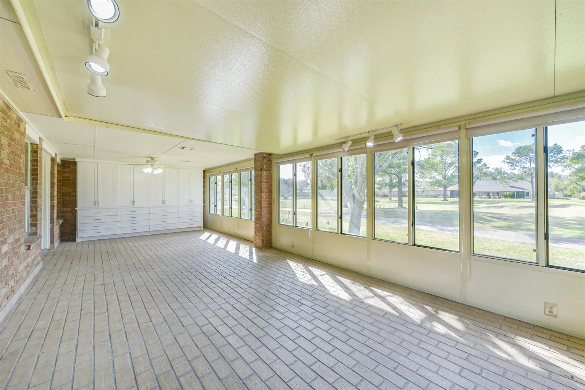 Property Slideshow image 17 of 36 | 3810 e peach hollow cir, Pearland, TX, 77584