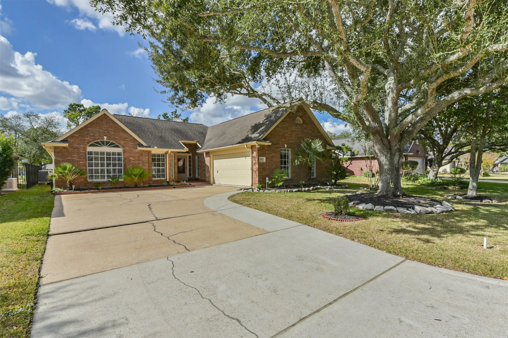 Property Slideshow image 1 of 36 | 3810 e peach hollow cir, Pearland, TX, 77584