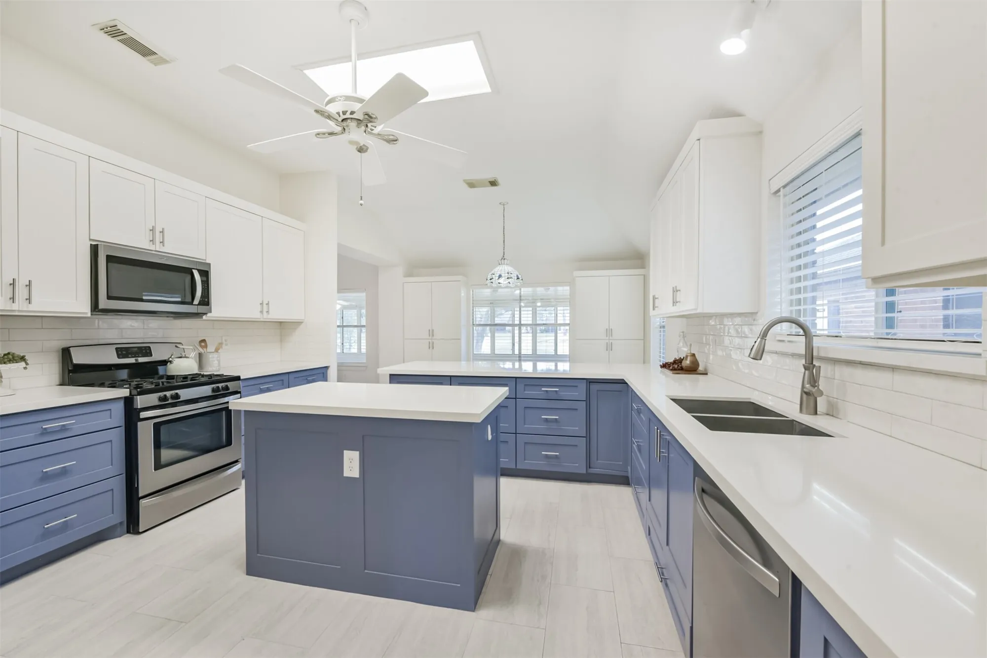 Property Slideshow image 10 of 36 | 3810 e peach hollow cir, Pearland, TX, 77584