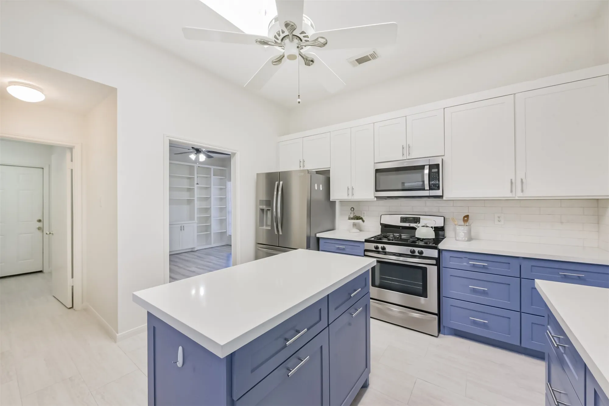 Property Slideshow image 11 of 36 | 3810 e peach hollow cir, Pearland, TX, 77584