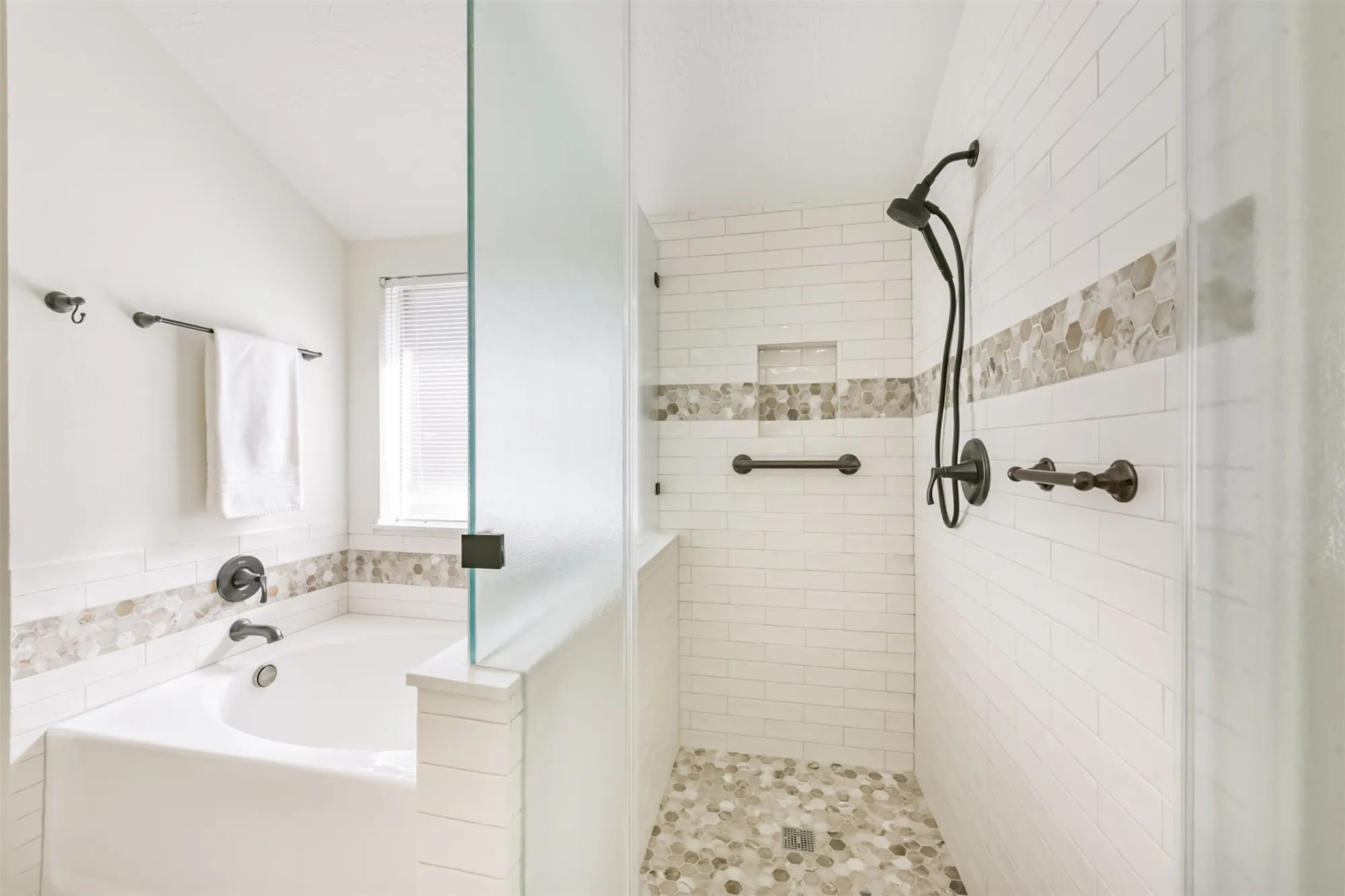 Property Slideshow image 25 of 36 | 3810 e peach hollow cir, Pearland, TX, 77584