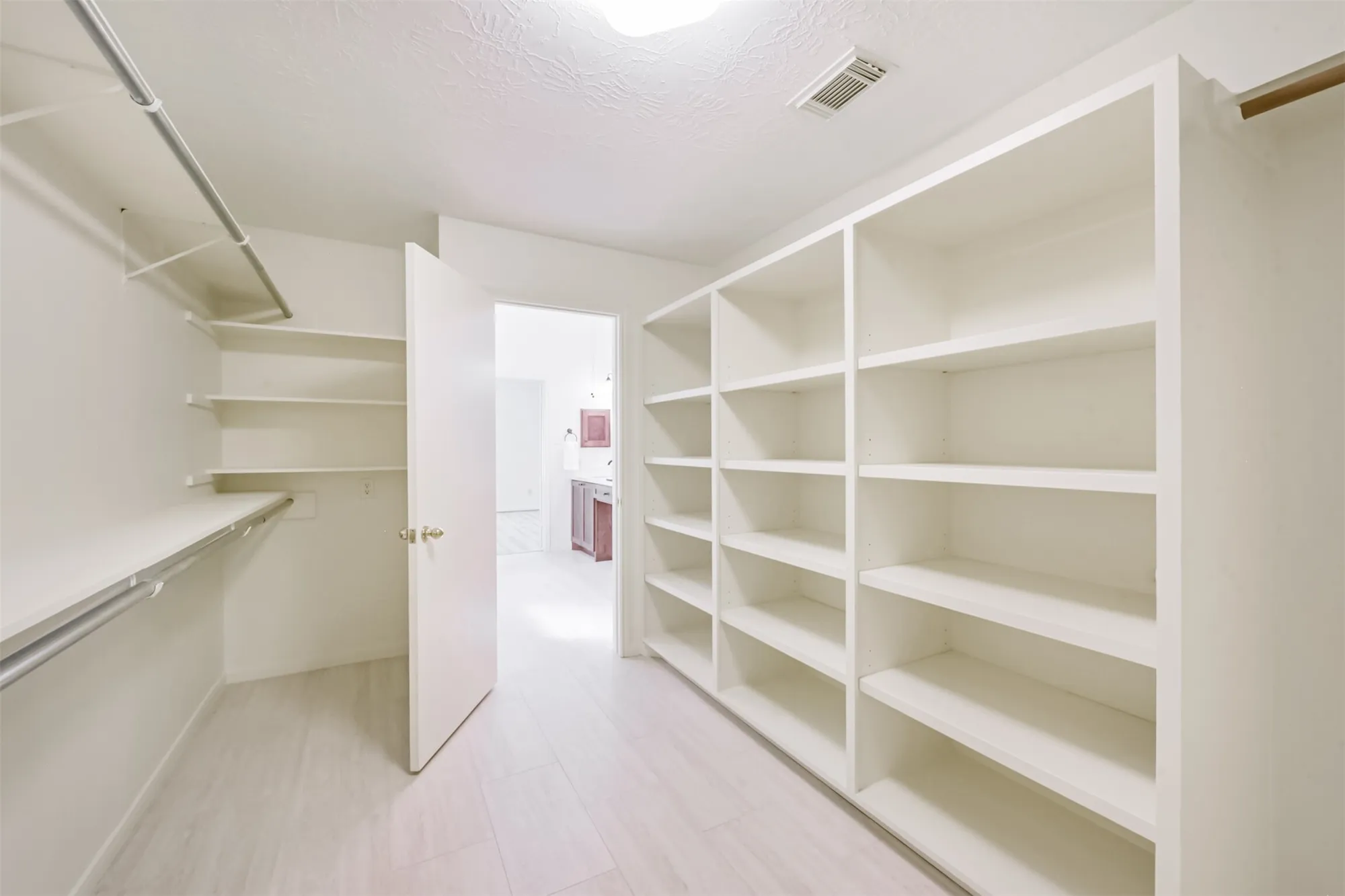 Property Slideshow image 26 of 36 | 3810 e peach hollow cir, Pearland, TX, 77584