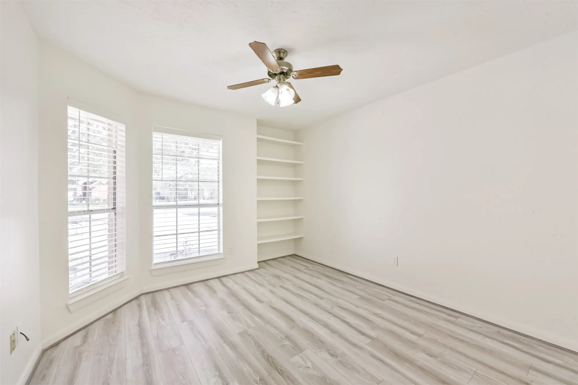 Property Slideshow image 27 of 36 | 3810 e peach hollow cir, Pearland, TX, 77584