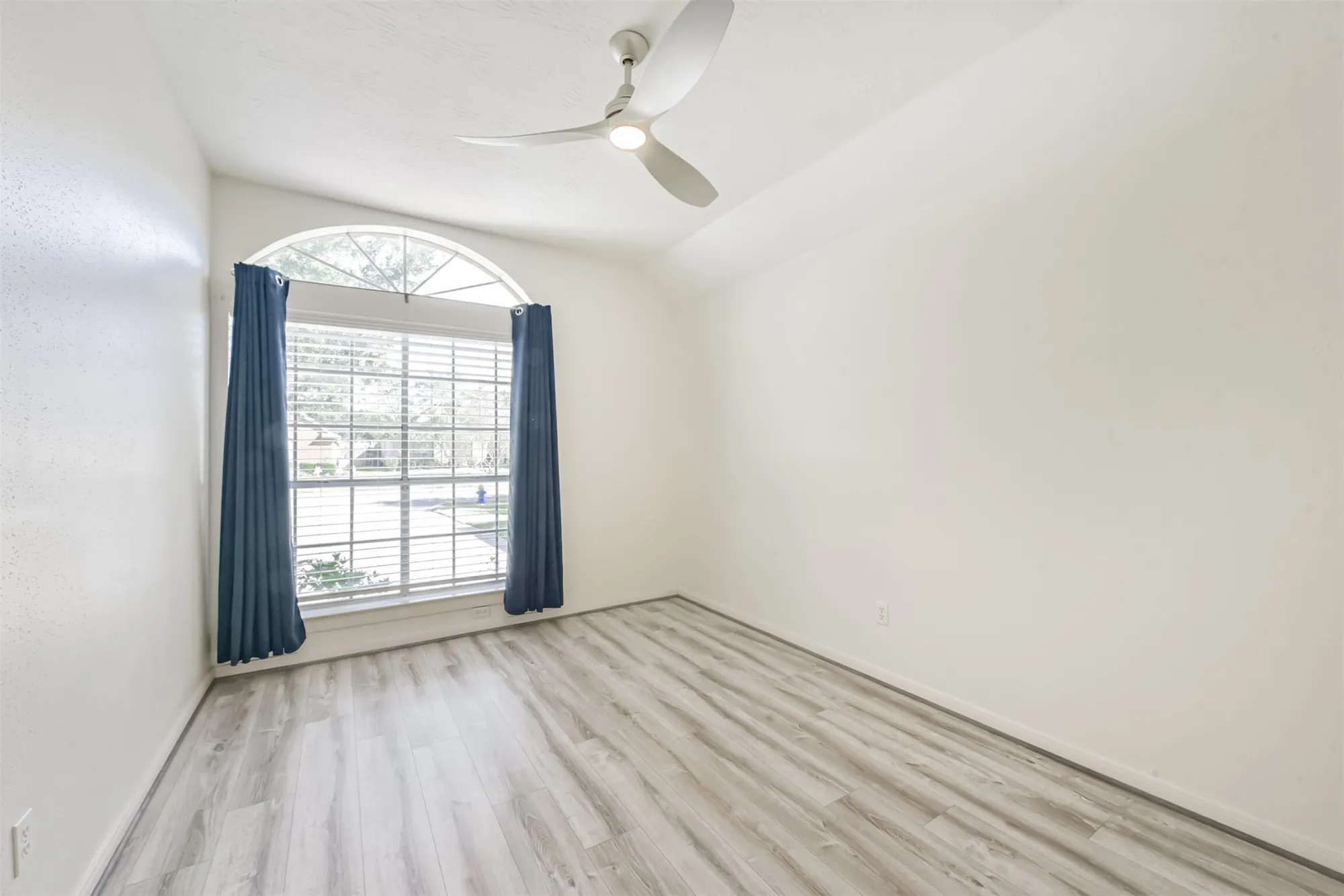 Property Slideshow image 29 of 36 | 3810 e peach hollow cir, Pearland, TX, 77584