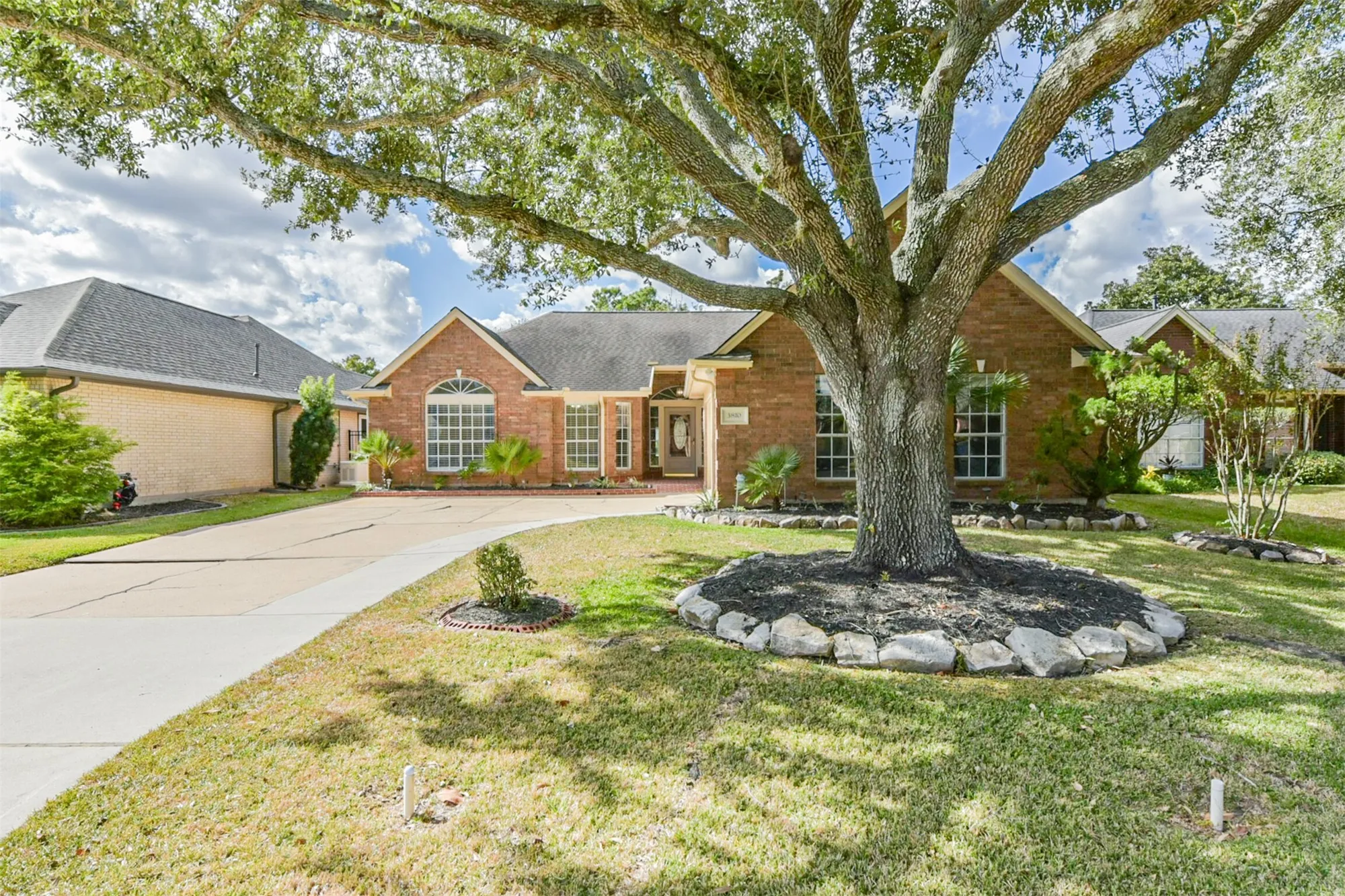 Property Slideshow image 2 of 36 | 3810 e peach hollow cir, Pearland, TX, 77584