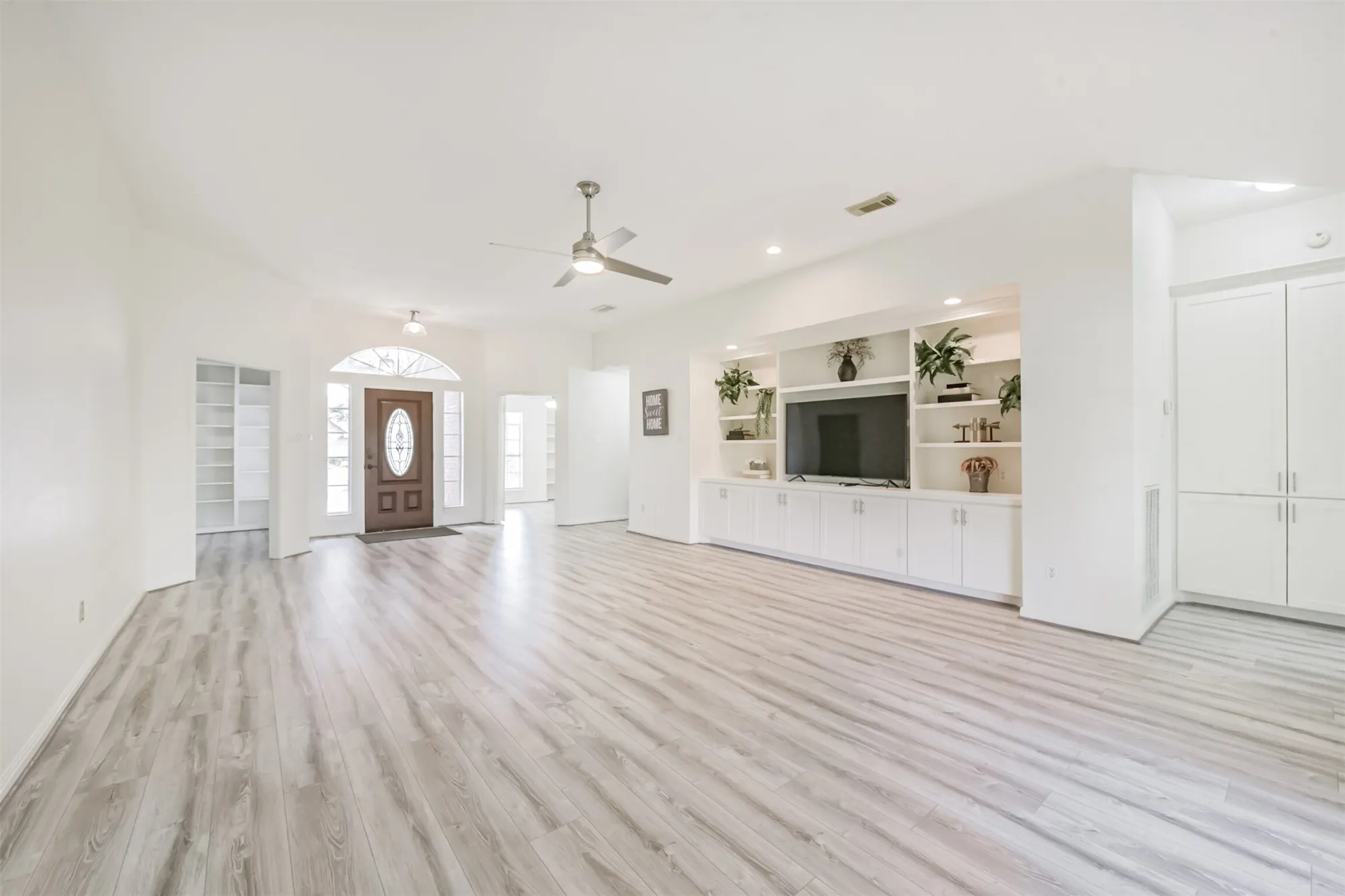 Property Slideshow image 6 of 36 | 3810 e peach hollow cir, Pearland, TX, 77584