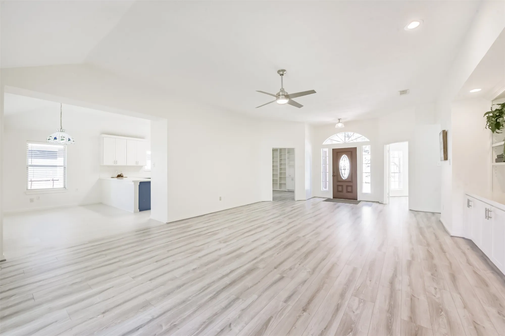 Property Slideshow image 7 of 36 | 3810 e peach hollow cir, Pearland, TX, 77584