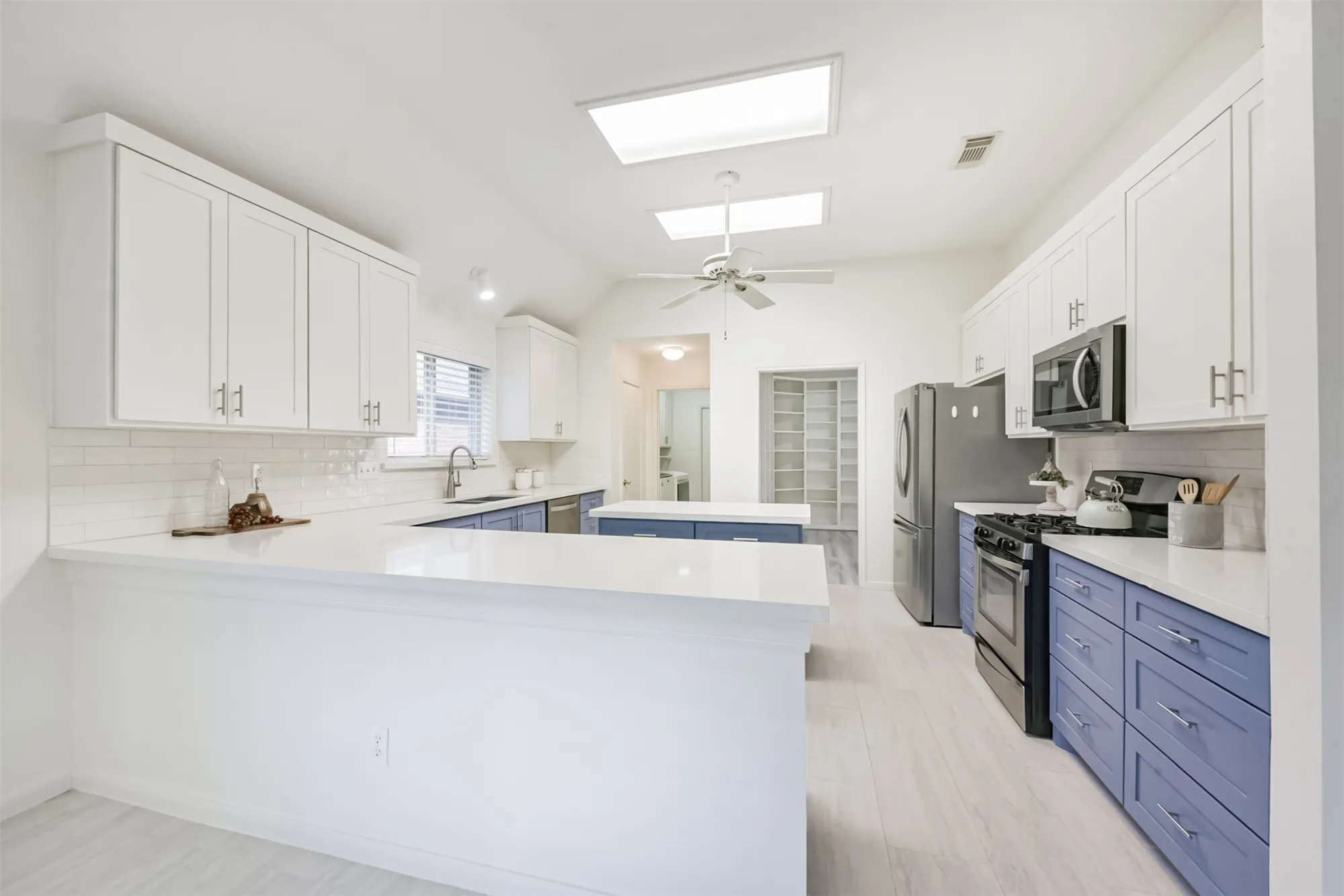 Property Slideshow image 8 of 36 | 3810 e peach hollow cir, Pearland, TX, 77584