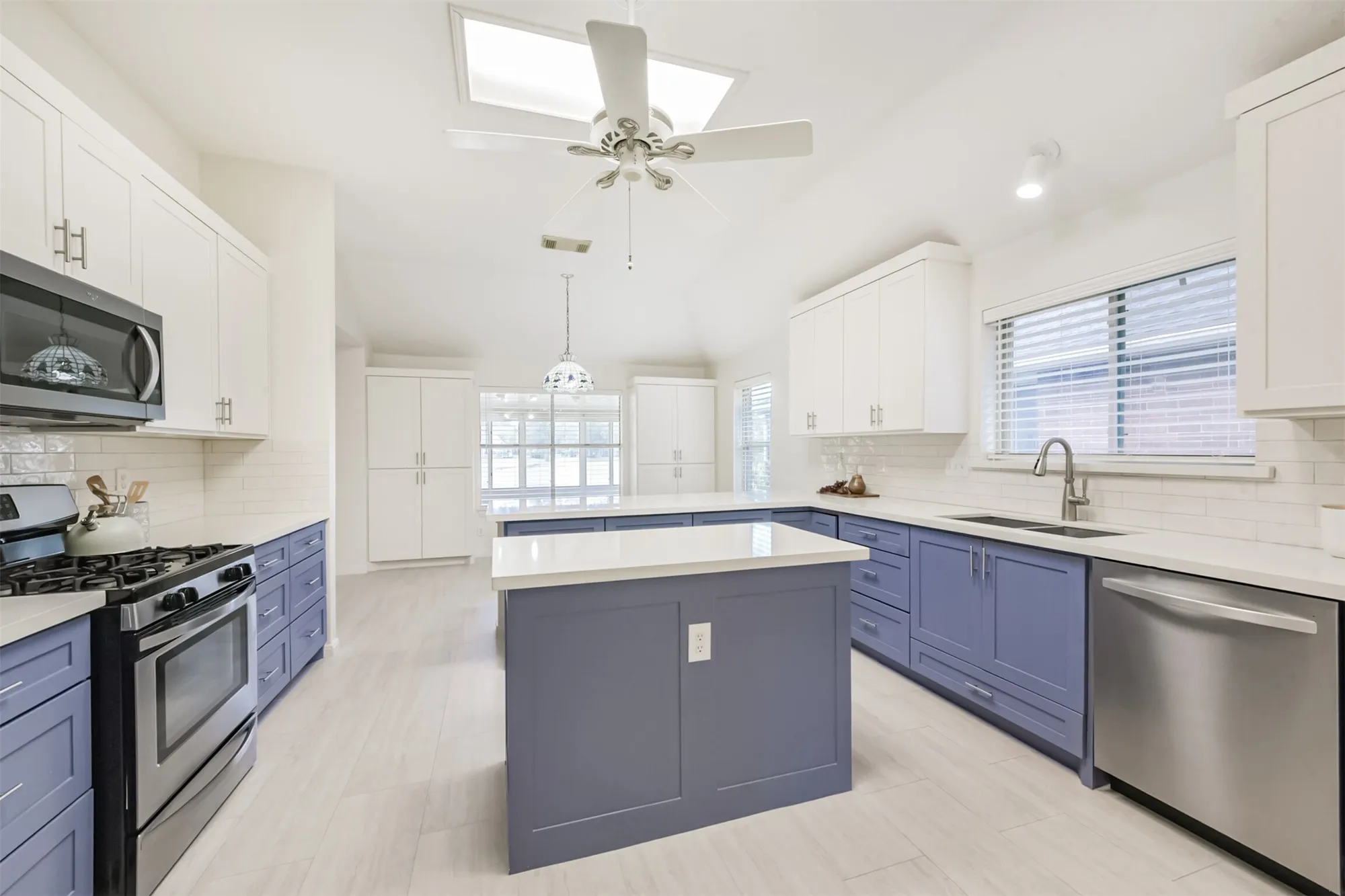 Property Slideshow image 9 of 36 | 3810 e peach hollow cir, Pearland, TX, 77584