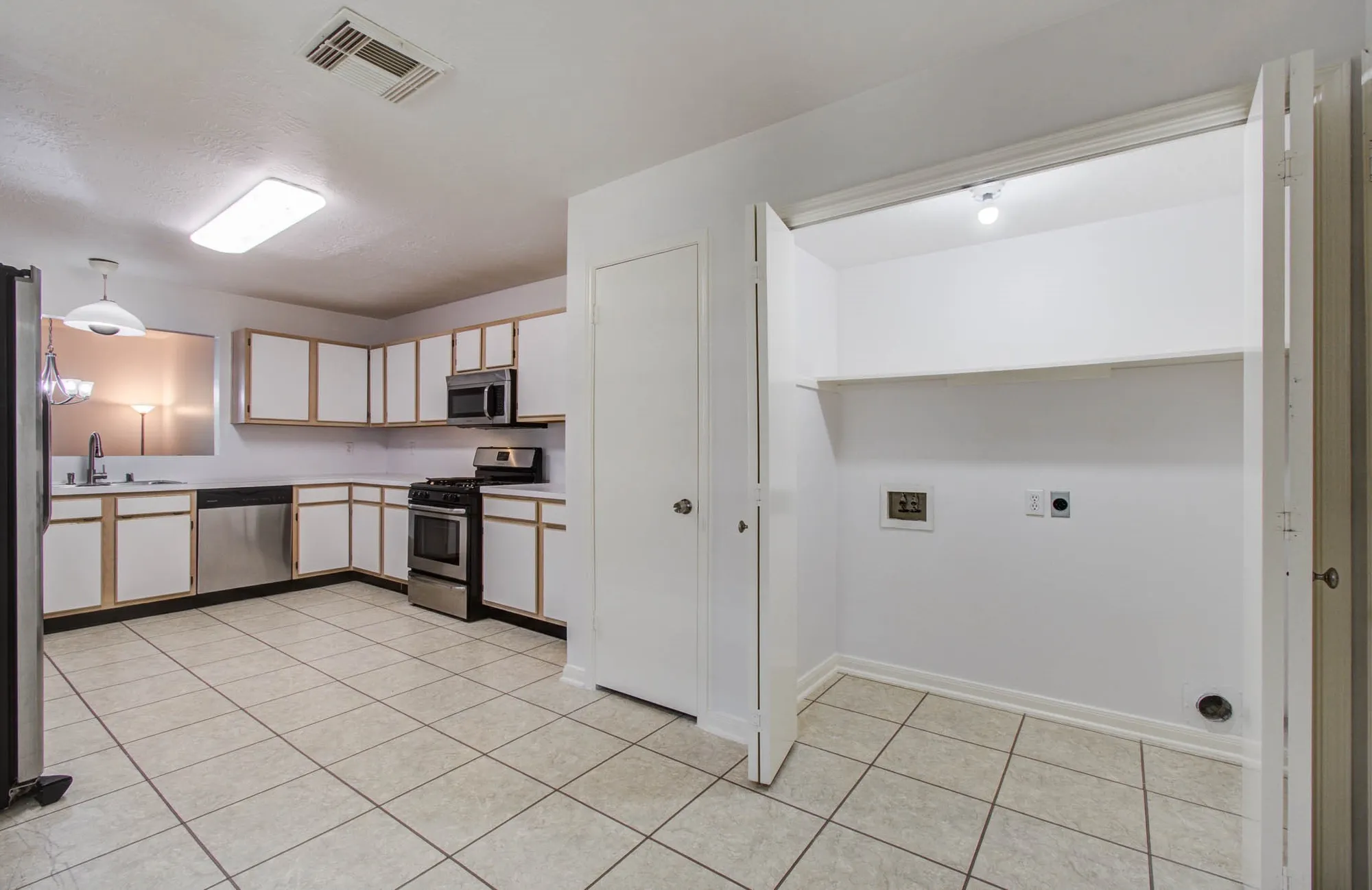 Property Slideshow image 11 of 29 | 3618 teakwood dr, Pearland, TX, 77584