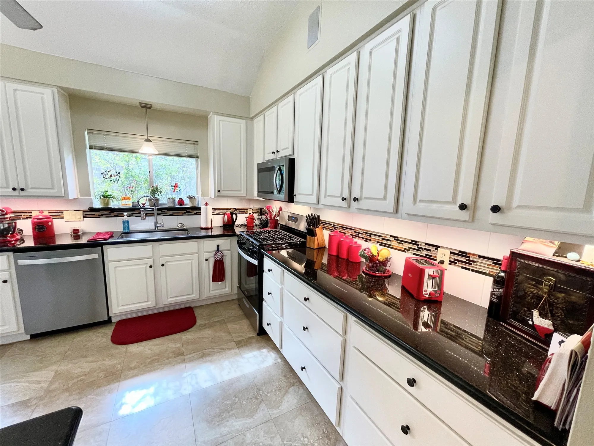 Property Slideshow image 6 of 25 | 918 peach blossom dr, Pearland, TX, 77584