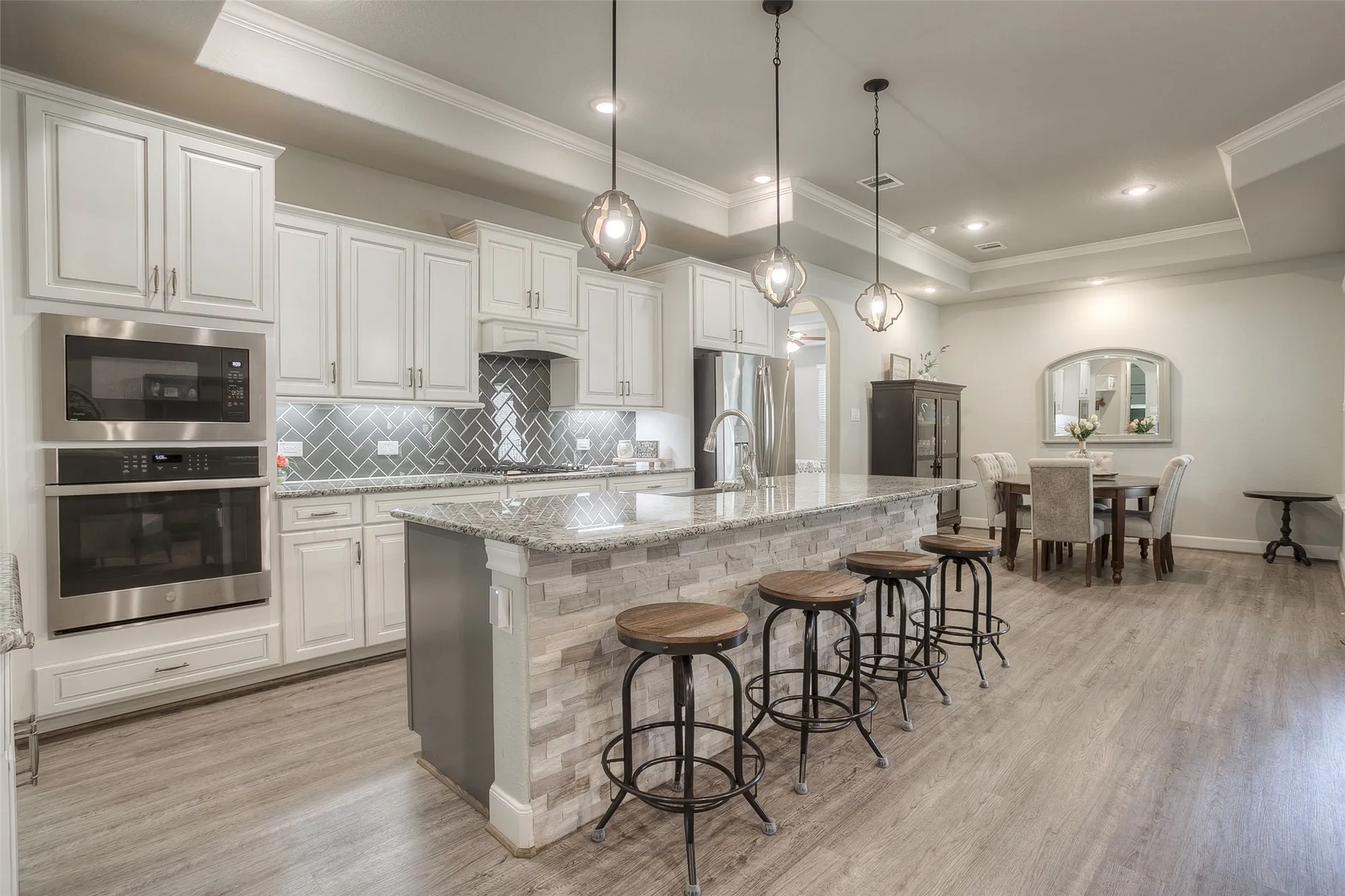 Property Slideshow image 4 of 50 | 5757 lakeside villas ct, Conroe, TX, 77304