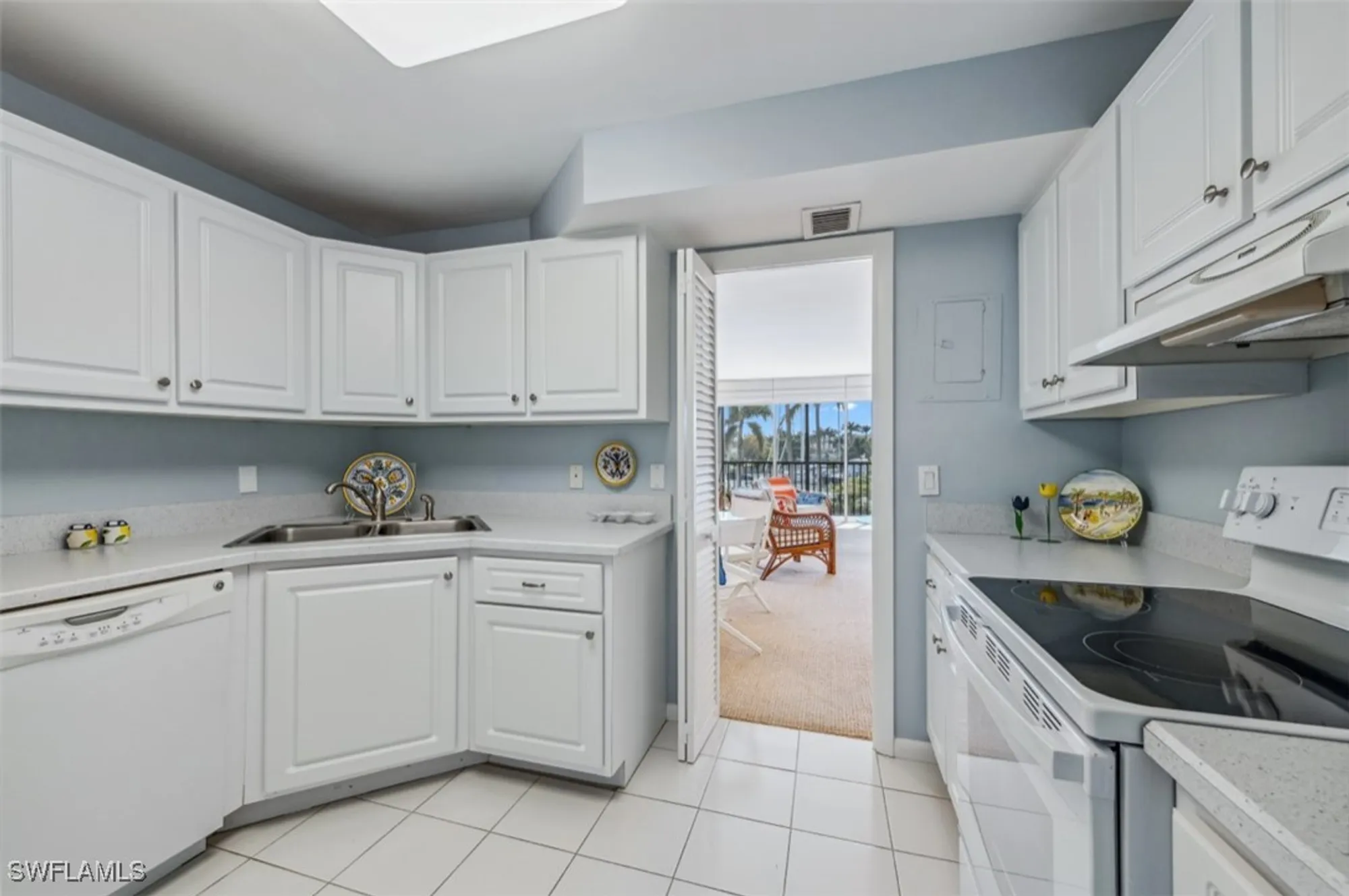 Property Slideshow image 16 of 31 | 2170 gulf shore blvd 23w, Naples, FL, 34102