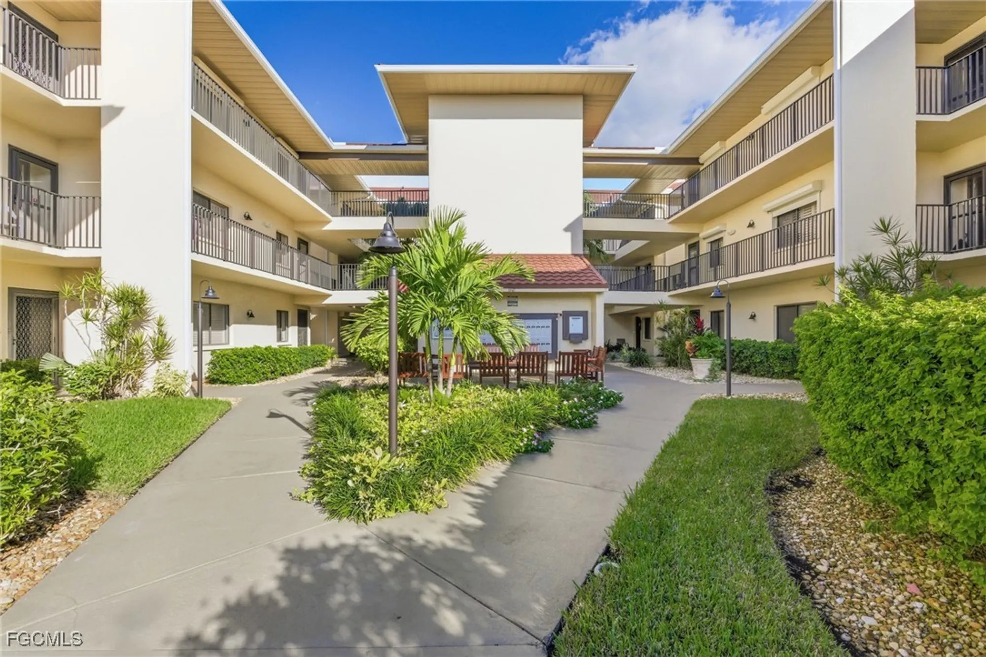 Property Slideshow image 33 of 43 | 11250 caravel cir 306, Fort Myers, FL, 33908