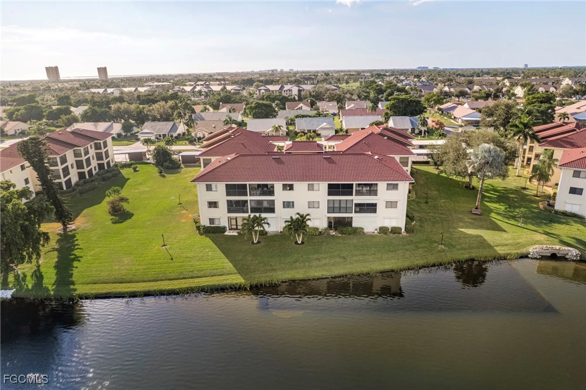 Property Slideshow image 9 of 43 | 11250 caravel cir 306, Fort Myers, FL, 33908